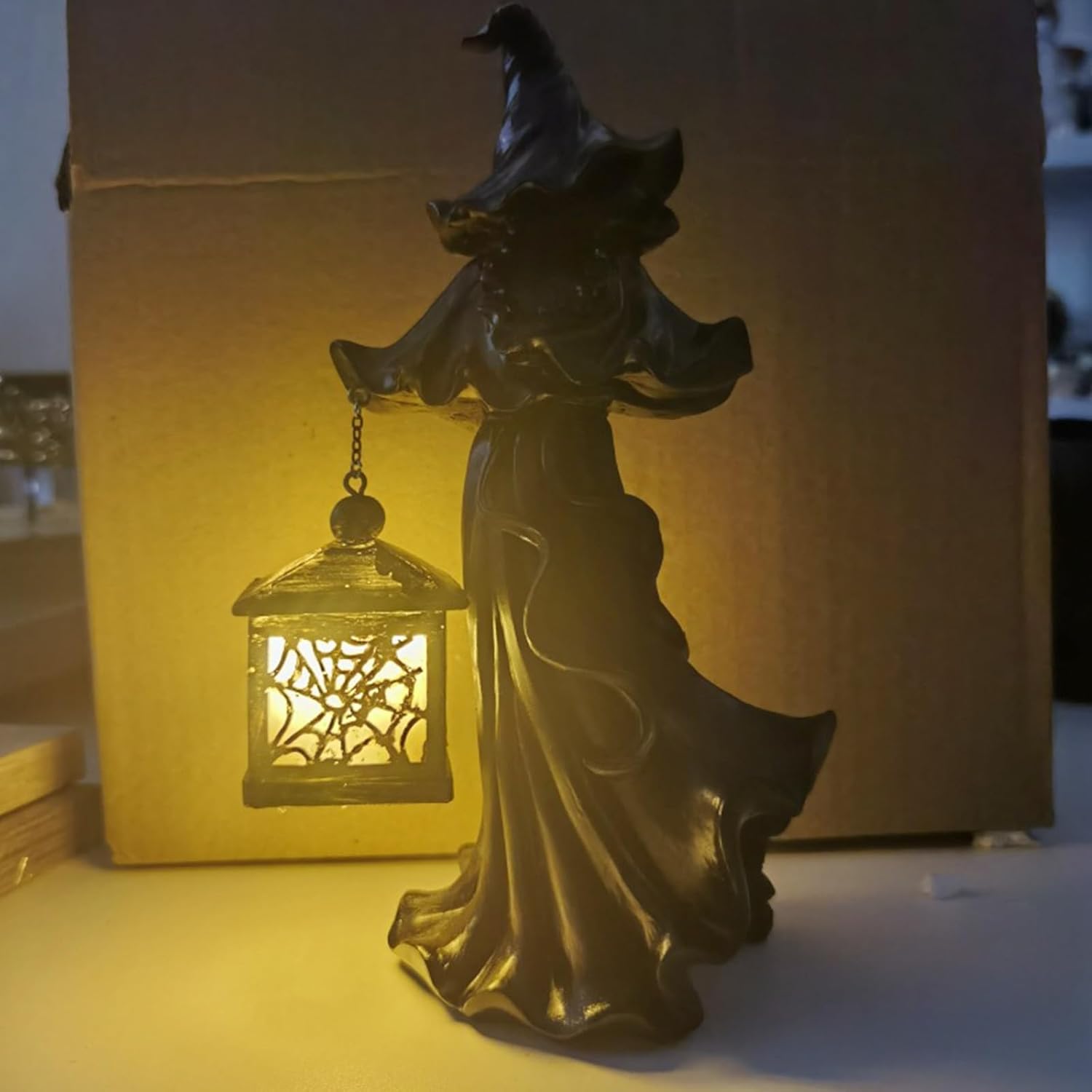 Bruja de Halloween 2023 con decoración de linterna LED, elegante figura de bruja de resina negra, mensajero del infierno aterrador con linterna,