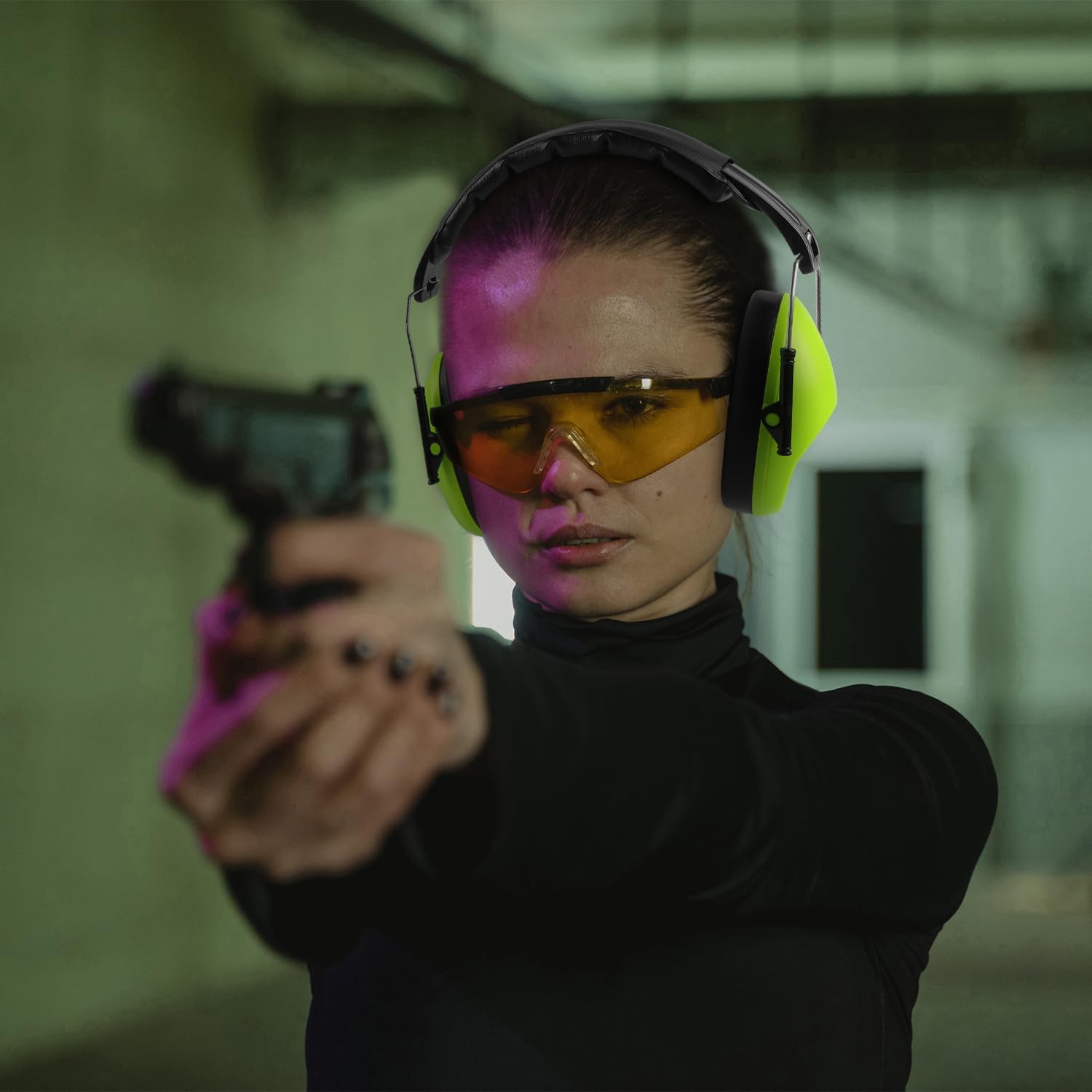 2 orejeras de protección para los oídos con perfil bajo NRR de 23 dB reducción de ruido para campo de armas y caza, negro y verde fluorescente