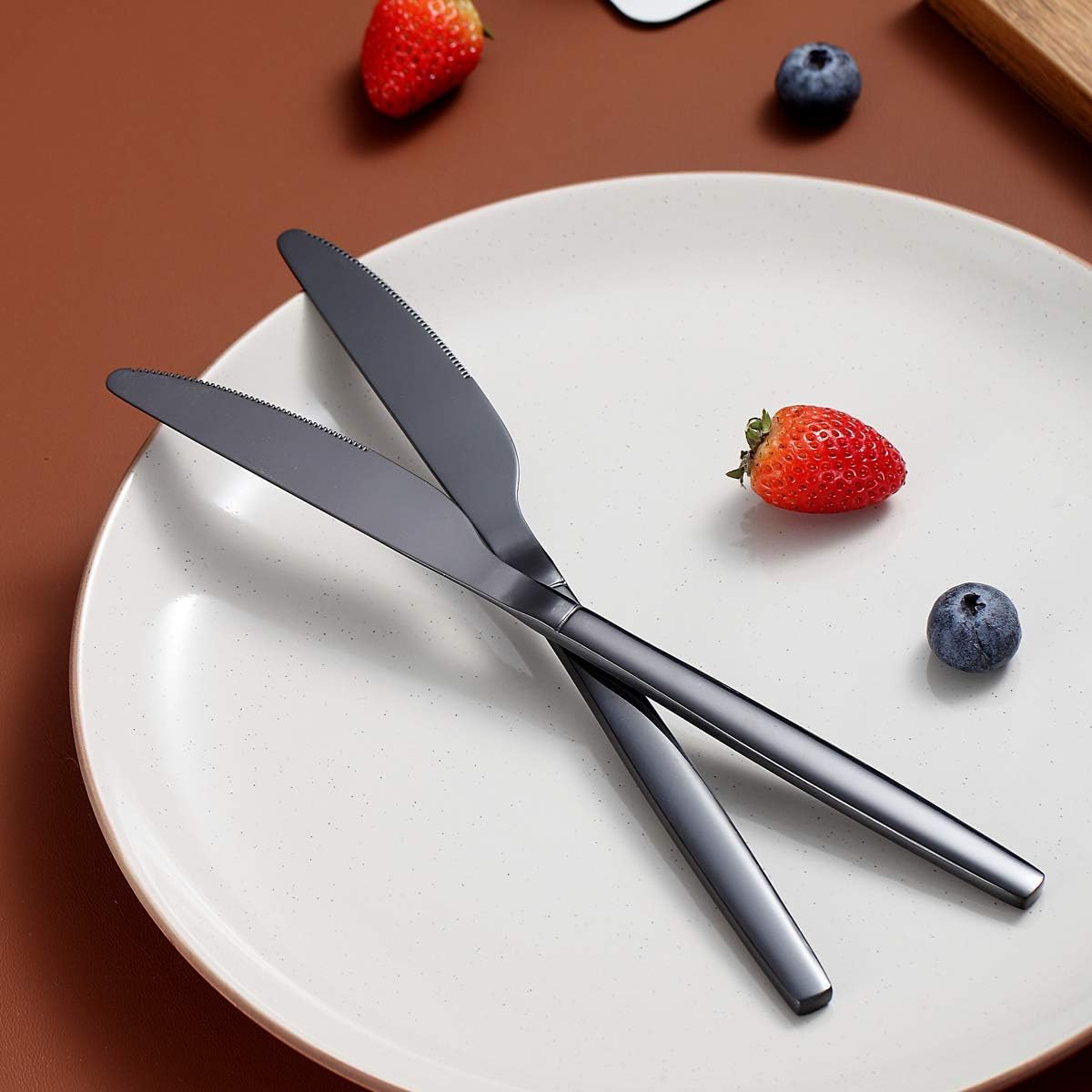 Berglander Juego de 4 cuchillos de cena negros, cuchillos de cena de acero inoxidable chapado en negro brillante de titanio, cuchillos de mesa,