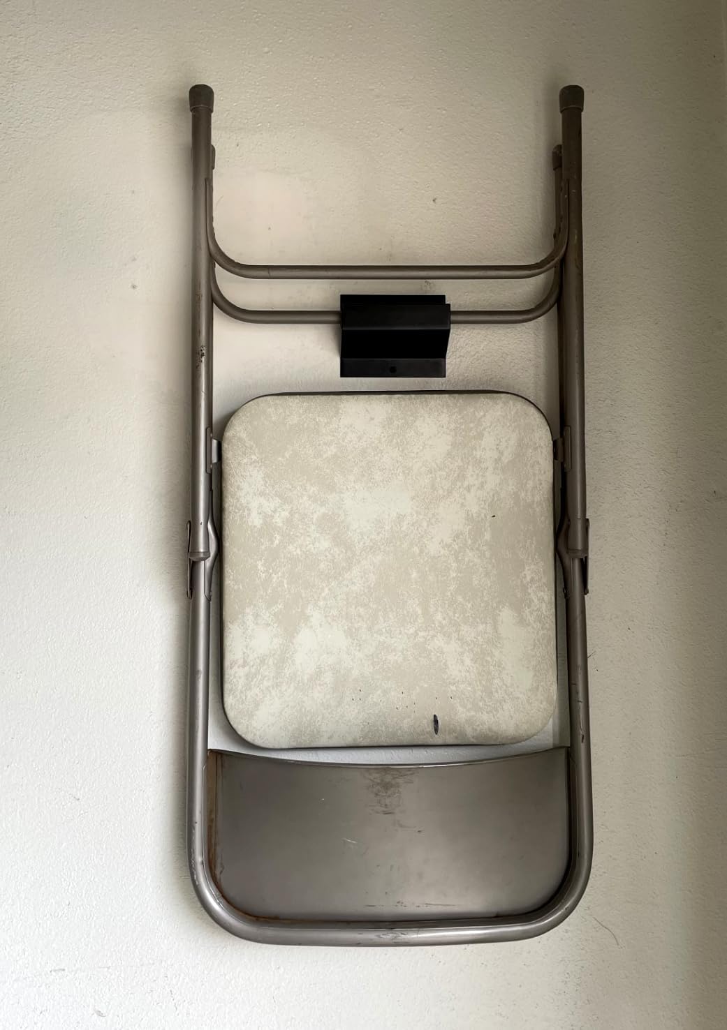 Tetra-Teknica GMH-02 – Escalera de montaje en pared de acero de 4 pulgadas y colgador de carretilla, negro mate