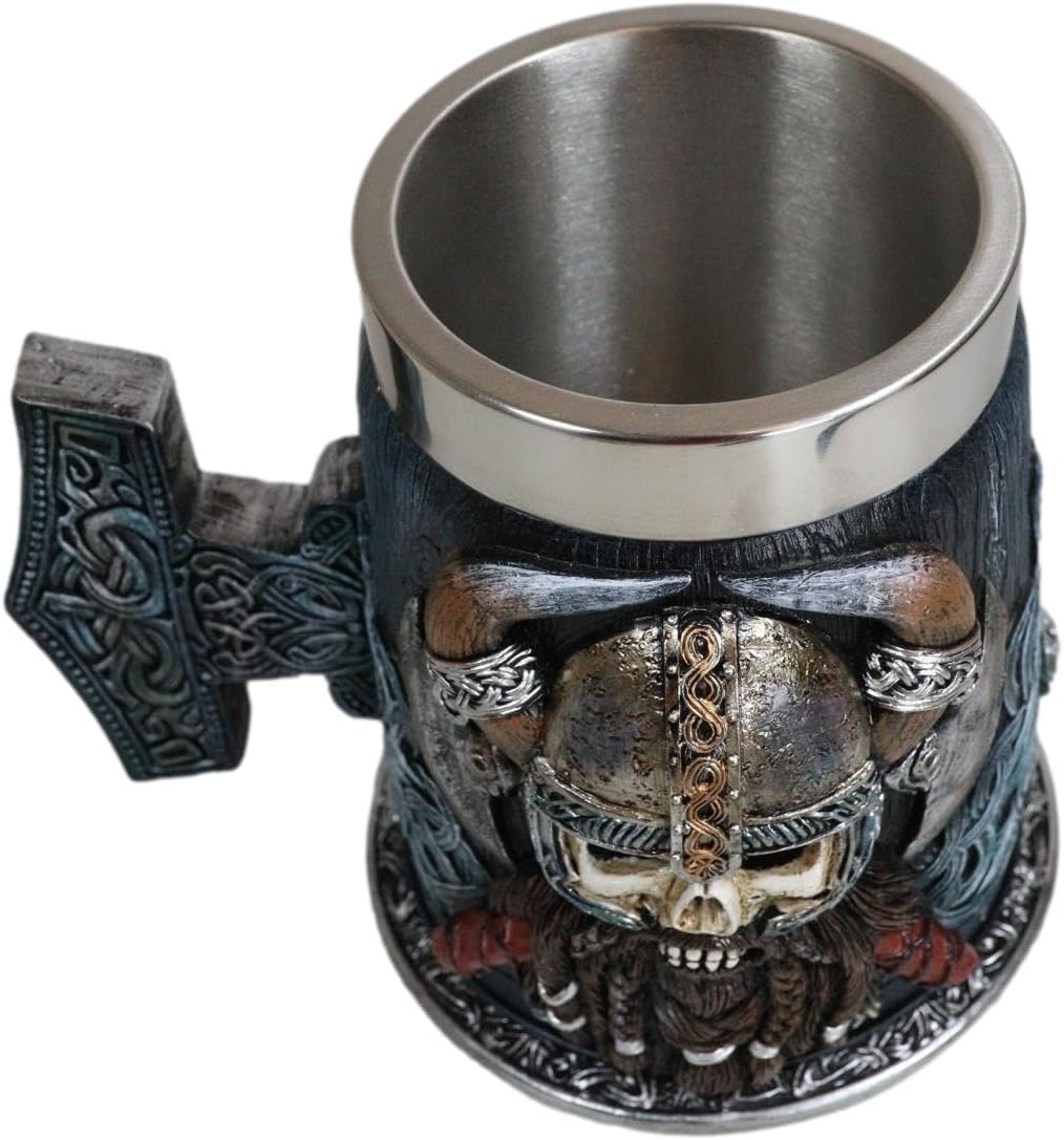 Ebros Gift Mitología nórdica gótica vikinga cráneo Ragnar Danegeld Warrior con casco de cuernos taza de café con martillo runa mango de nudos, taza