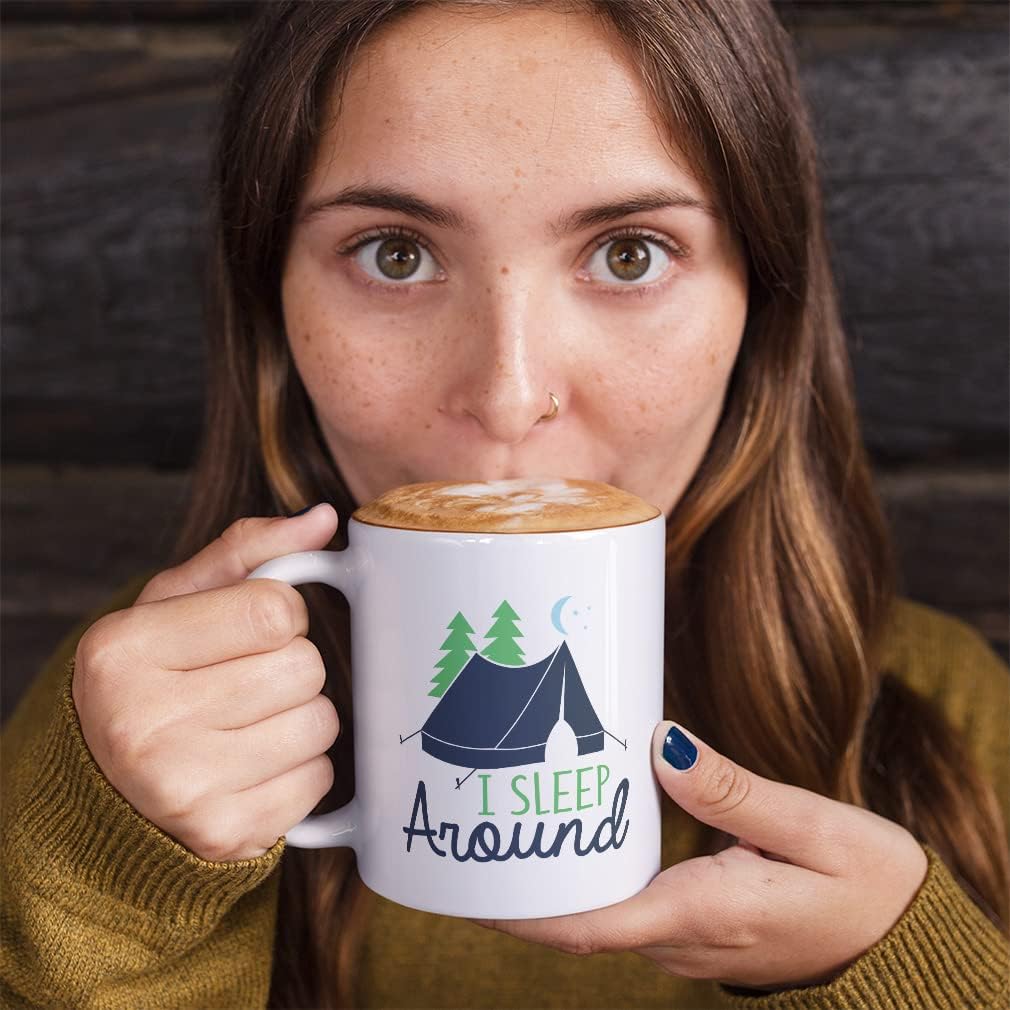 Divertida taza de café de cerámica para campamento de árboles de camping, 11 onzas, duermo alrededor de la tienda de campaña, árboles, estrella,