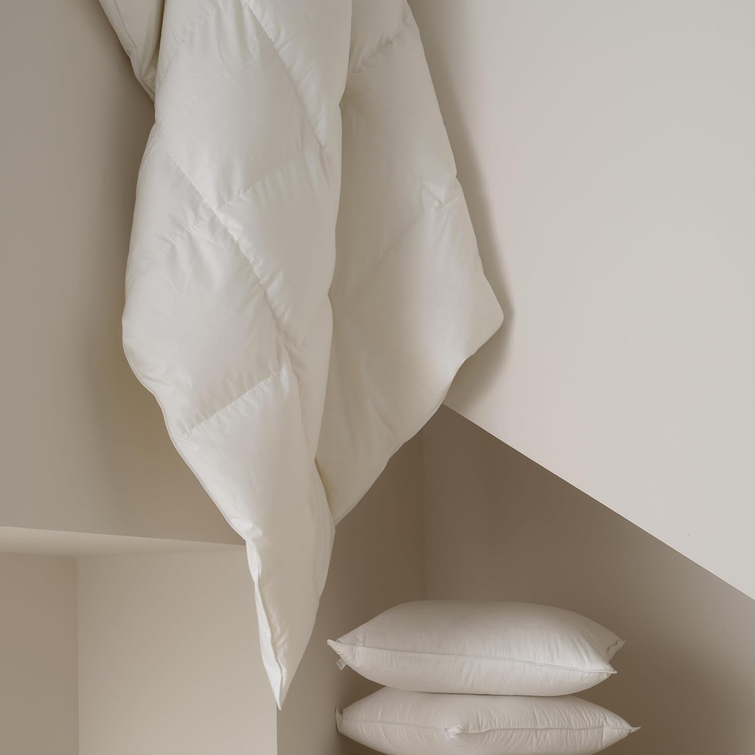 Double Stitch by Bedsure Paquete de edredón y almohadas de plumón blanco de lujo de Estados Unidos, esenciales blancos de primera calidad,