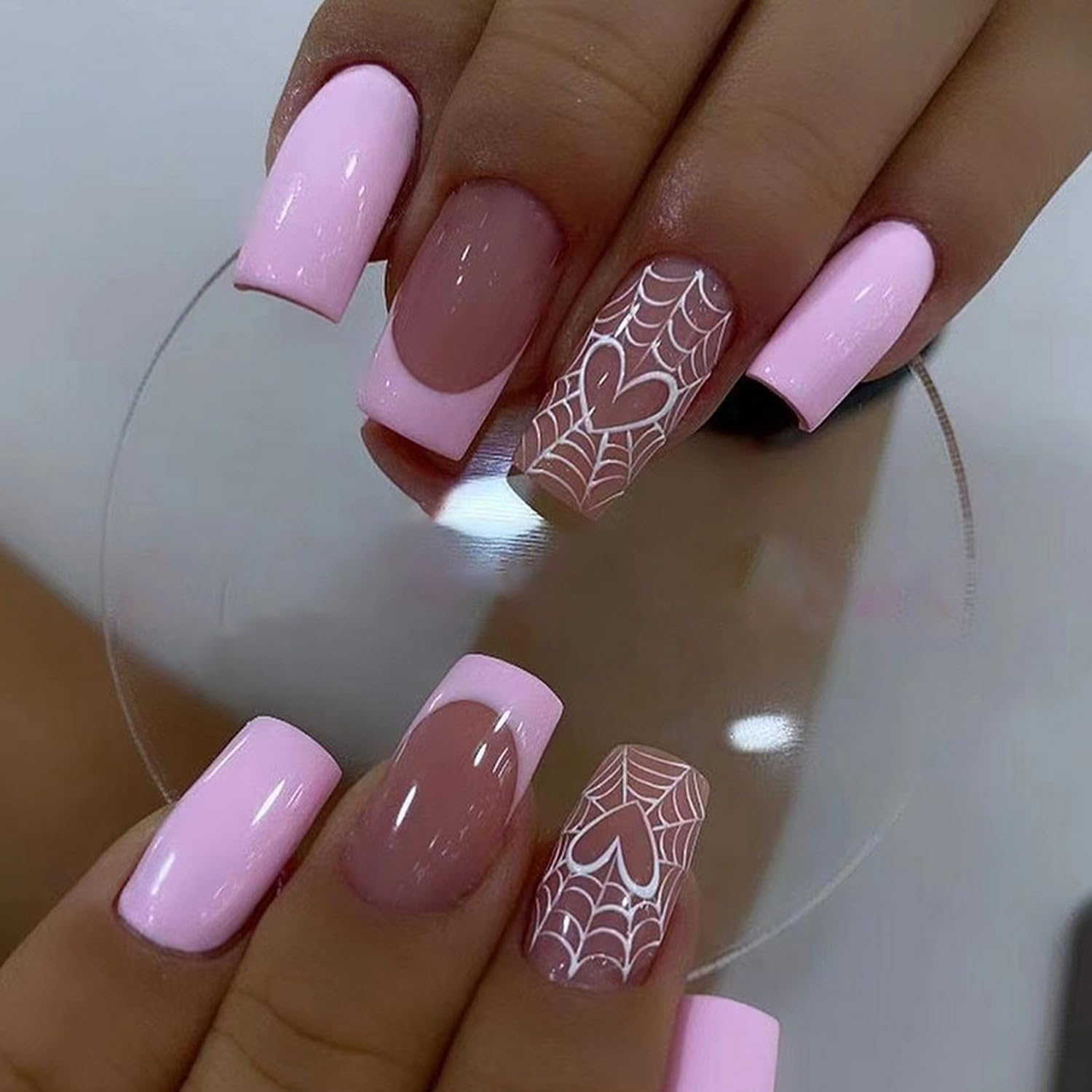 Uñas postizas a presión de Halloween, cuadradas, medianas, uñas postizas acrílicas de punta francesa rosa con diseños de telaraña de corazón, uñas