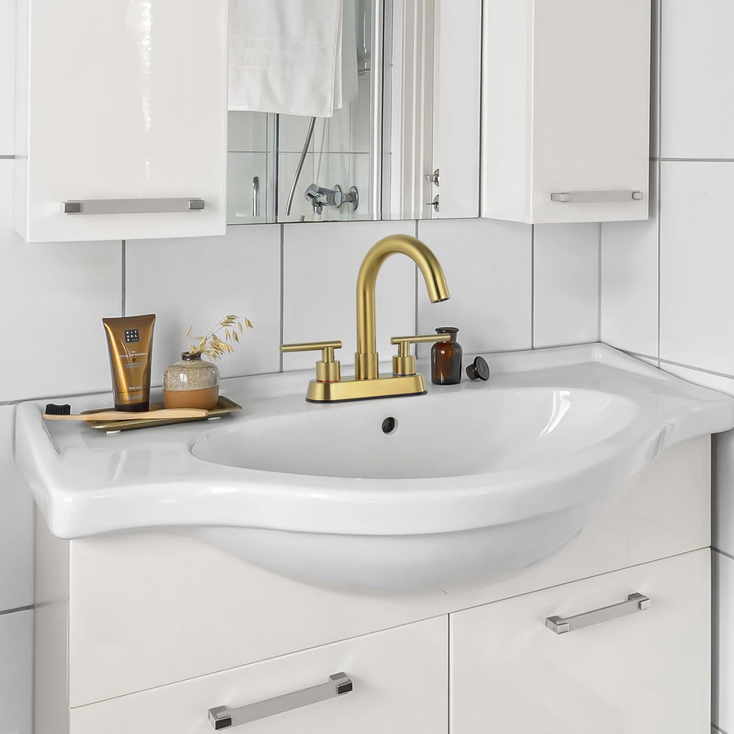 Grifos de baño para fregadero de 3 agujeros, oro cepillado de 4 pulgadas, grifo de fregadero central para baño con drenaje desplegable y 2 mangueras