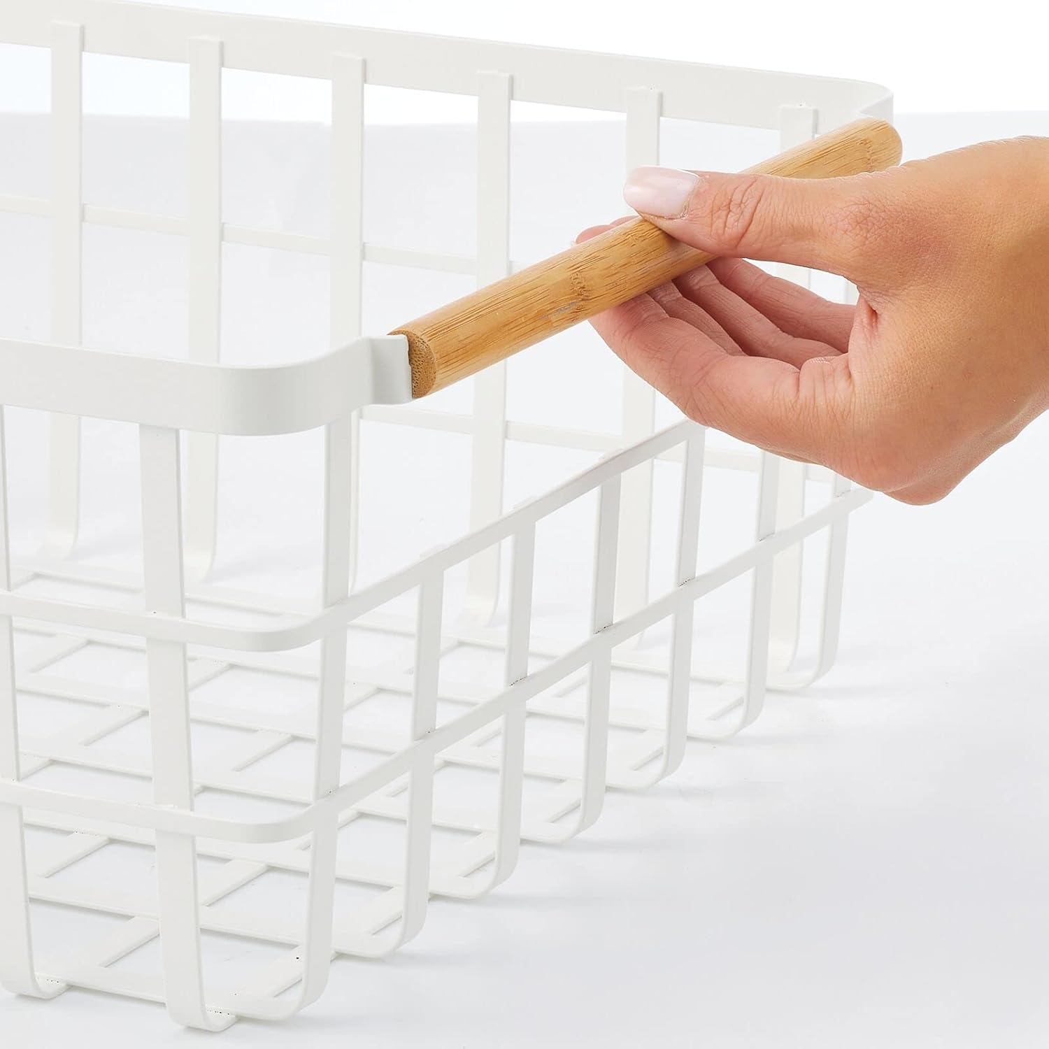 mDesign Cesta organizadora de almacenamiento de alambre de metal con asas de madera de bambú para despensa de cocina, contenedor rústico de granja