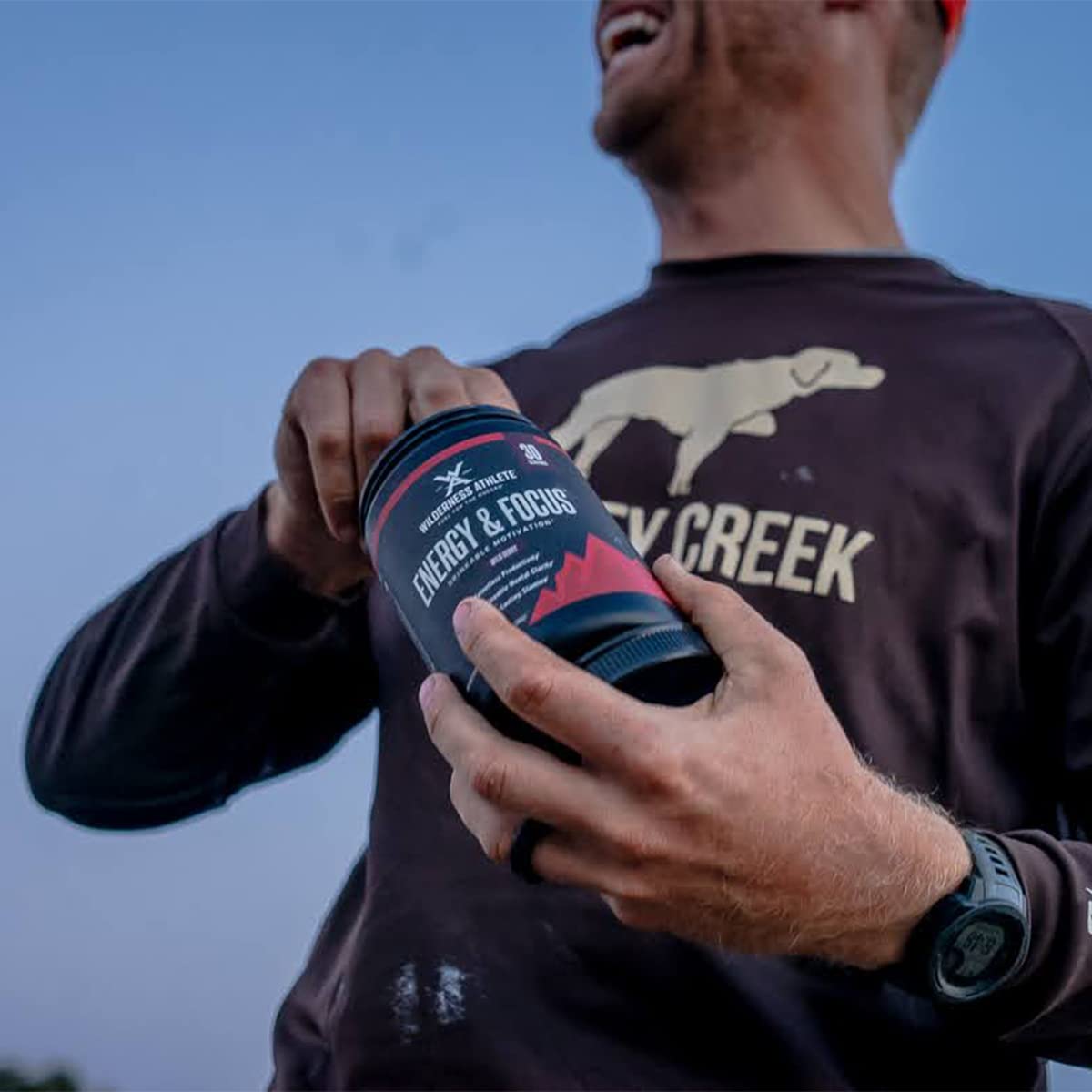 Wilderness Athlete – Energía y enfoque  Potenciador de energía para mujeres y hombres – Mezcla de bebida energética con cafeína natural – Bebida