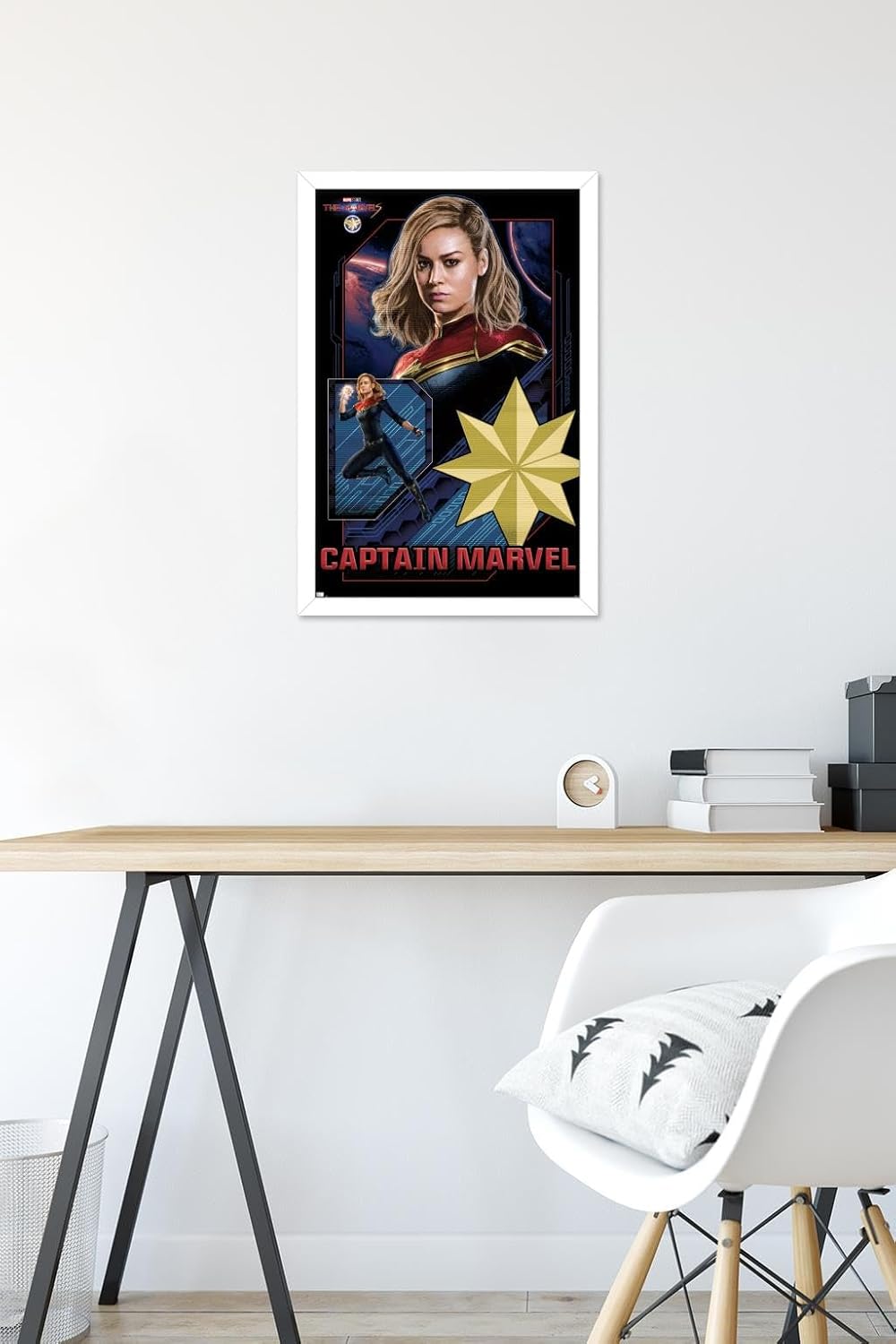 Trends International Marvel The Marvels – Póster de pared de Capitán Marvel, 14.72 x 22.37 pulgadas, versión enmarcada en blanco