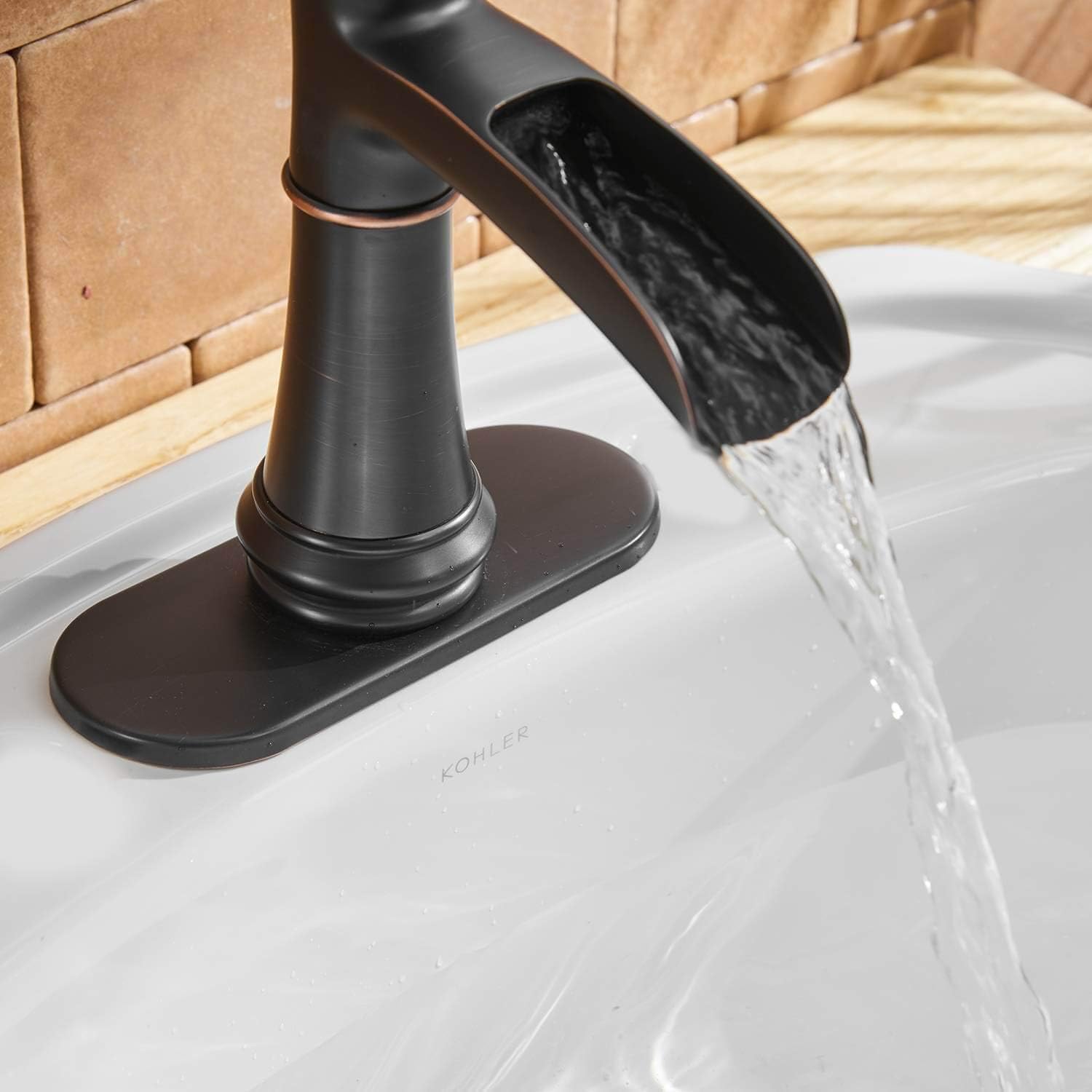 Homevacious Grifo de baño de bronce aceitado cascada fregadero de una sola manija mezclador con montaje de drenaje emergente