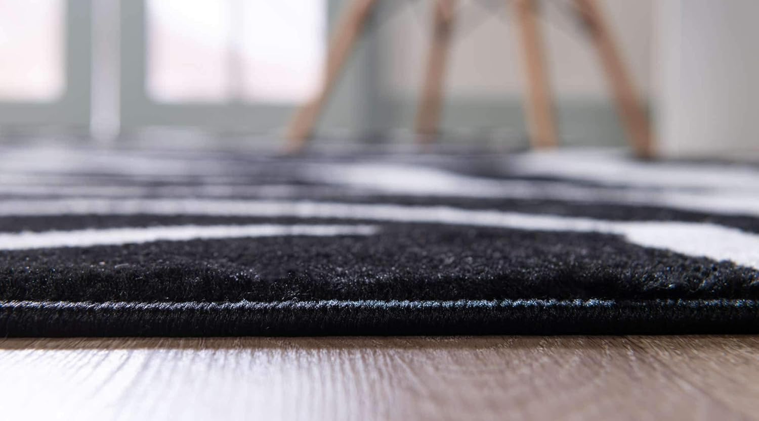 Unique Loom Wildlife Collection – Alfombra de área Okapi (7′ 1″ x 10′ Rectángulo NegroCrema)