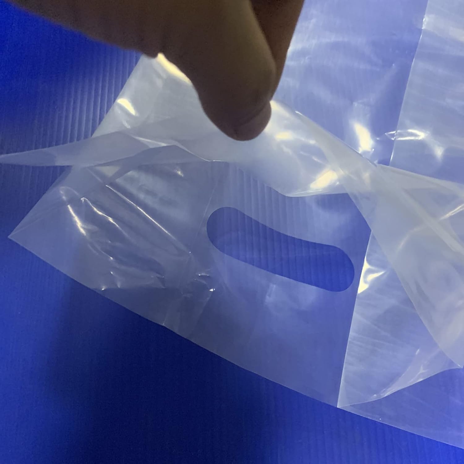100 bolsas de plástico transparentes de 8 x 12 pulgadas con asas troqueladas y refuerzo, asas troqueladas de 2 mil de grosor, perfectas para