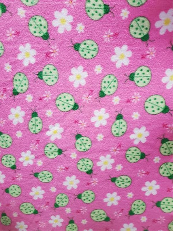 Fabric Empire Tela polar de mariquita verde sobre fondo rosado 58 pulgadas de ancho, vendido por The Continuous Yard – Material adorable y divertido