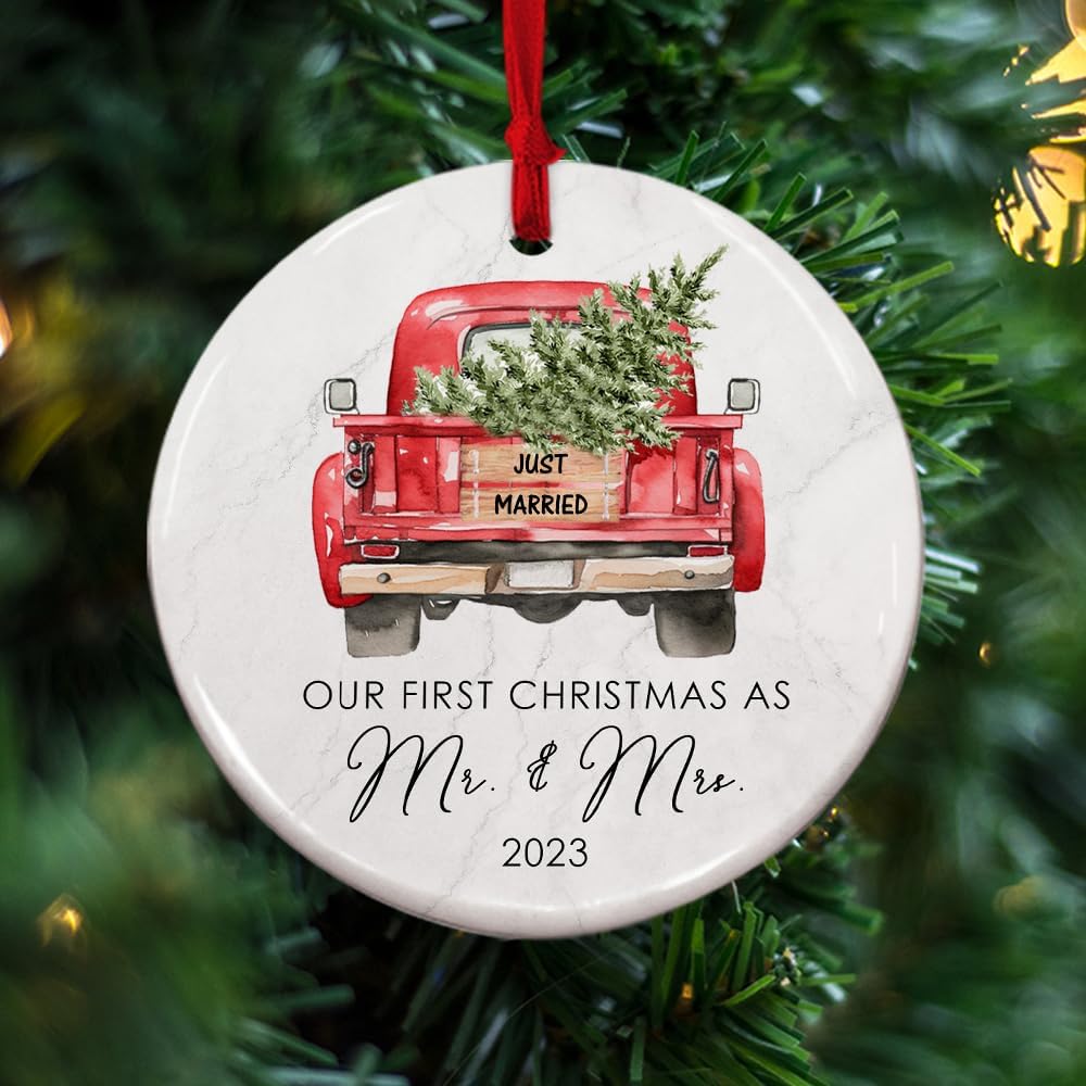 Adorno de camión de cerámica con texto en inglés “Our First Christmas As Mr & Mrs 2023”, decoración roja clásica para árbol de Navidad, casados