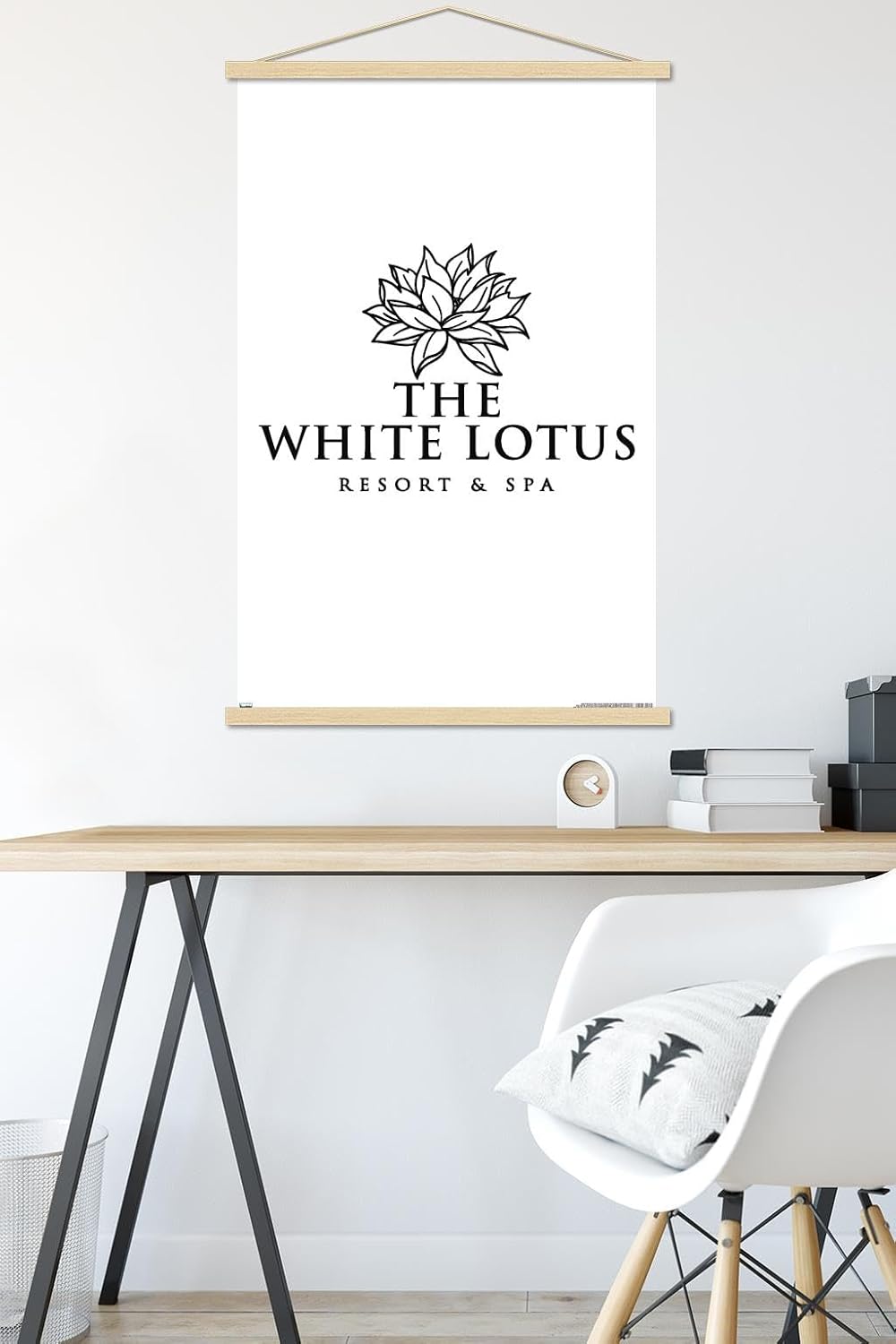 Trends International The White Lotus – Póster de pared con logotipo blanco y negro, 22.37 x 34.00 pulgadas, paquete de impresión premium y colgador