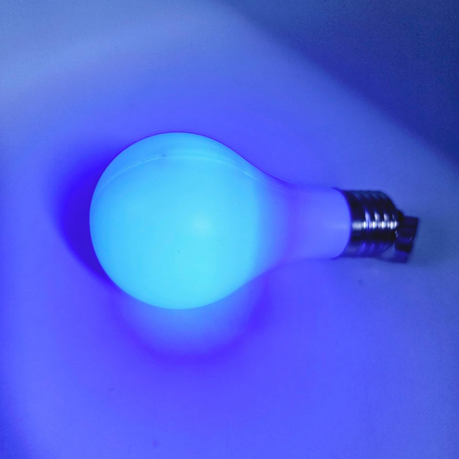 Magic 2 unids LED lámpara mágica botón modelo resplandor en la mano truco mágico truco batería bombilla para niños adultos azul E27 A60 1watt