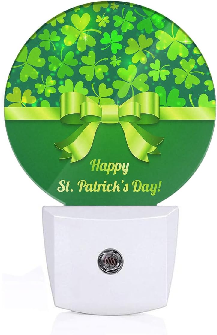 EKOBLA Regalo de San Patricio, luz nocturna de trébol, hojas de trébol verde, pajarita, luces nocturnas de la suerte, enchufe a la pared, sensor de