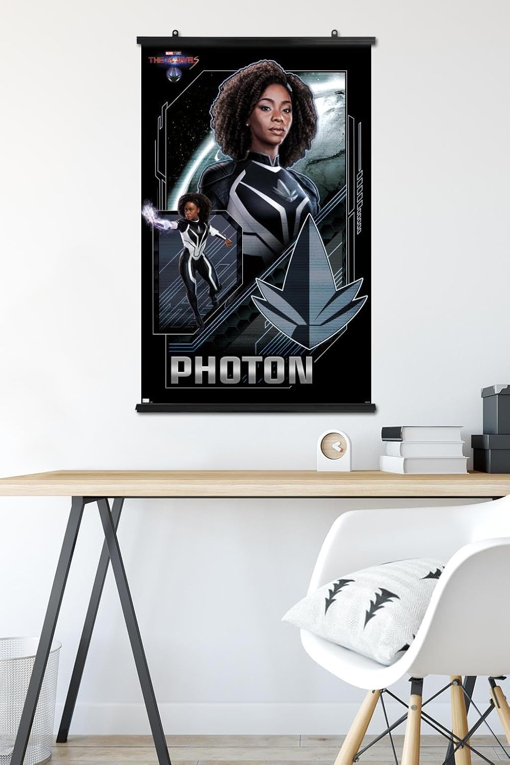 Trends International Marvel The Marvels – Póster de pared con fotones, 22.37 x 34.00 pulgadas, paquete de póster y clip prémium