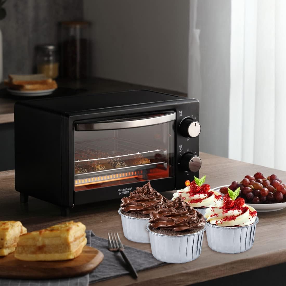 LNYZQUS – Paquete de 50 forros de papel de aluminio para cupcakes con tapas de cúpula, tazas grandes para magdalenas de 5.5 onzas, moldes