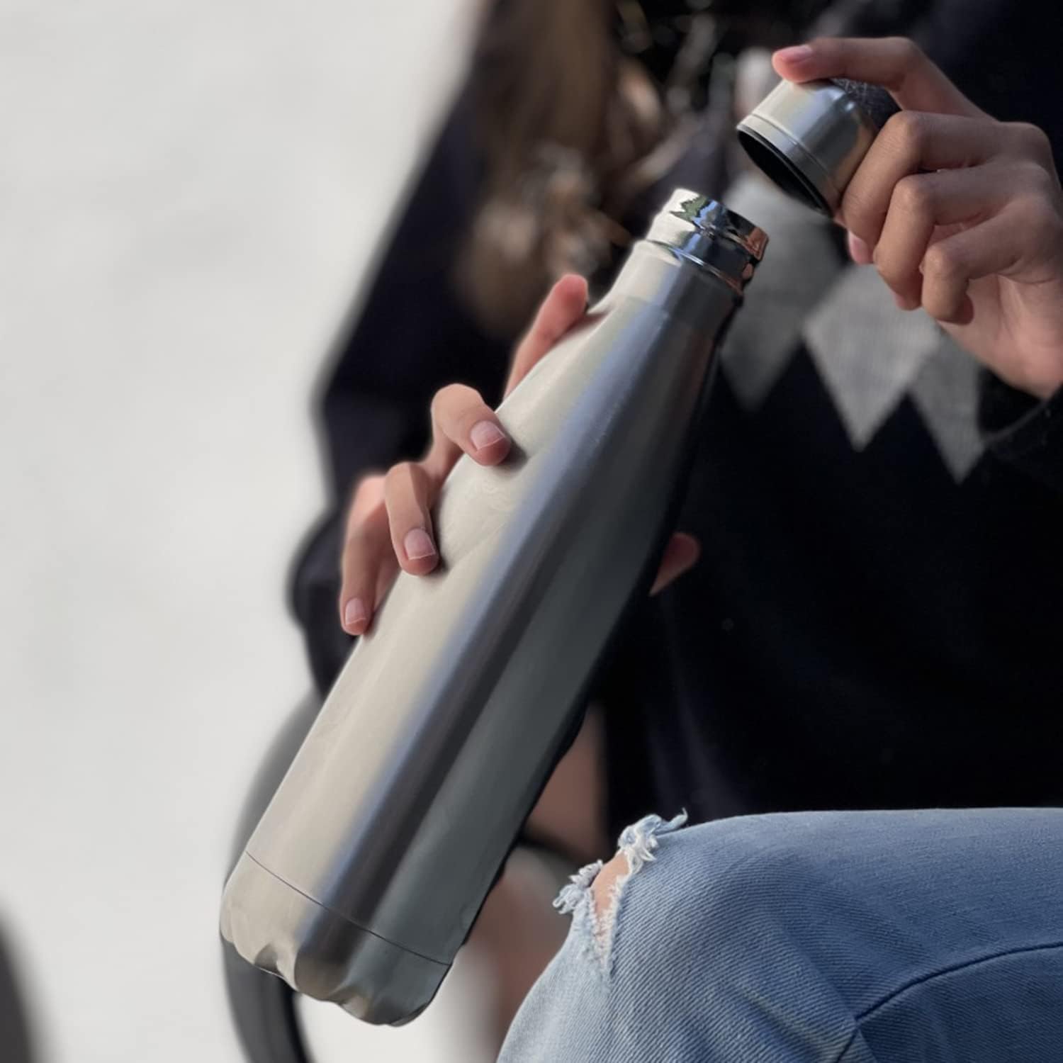 LaserGram Botella de agua de acero inoxidable de una sola pared, mujer taekwondo, grabado personalizado incluido