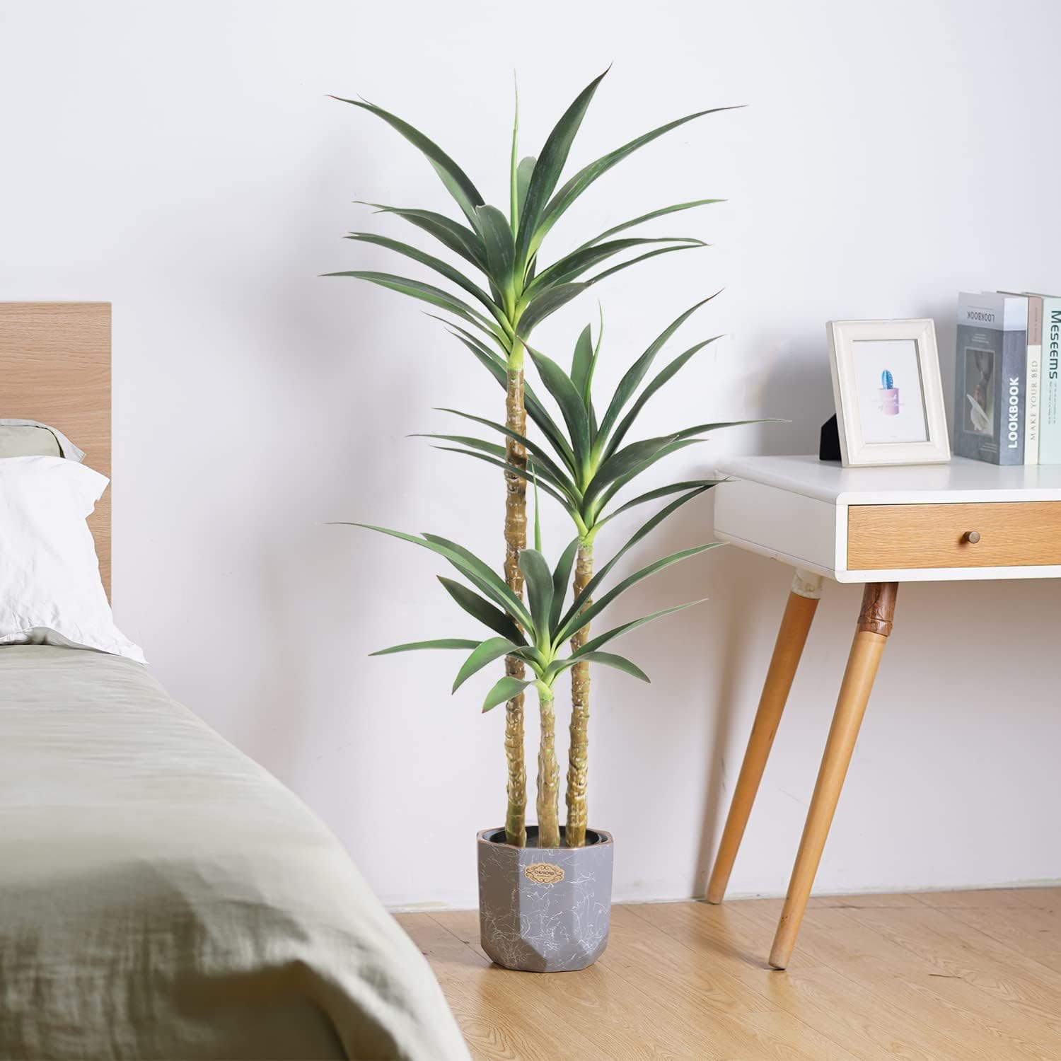 Árbol artificial de agave artificial de 4.7 pies con 3 cabezas en maceta de plástico, árbol falso para decoración del hogar, decoración de oficina