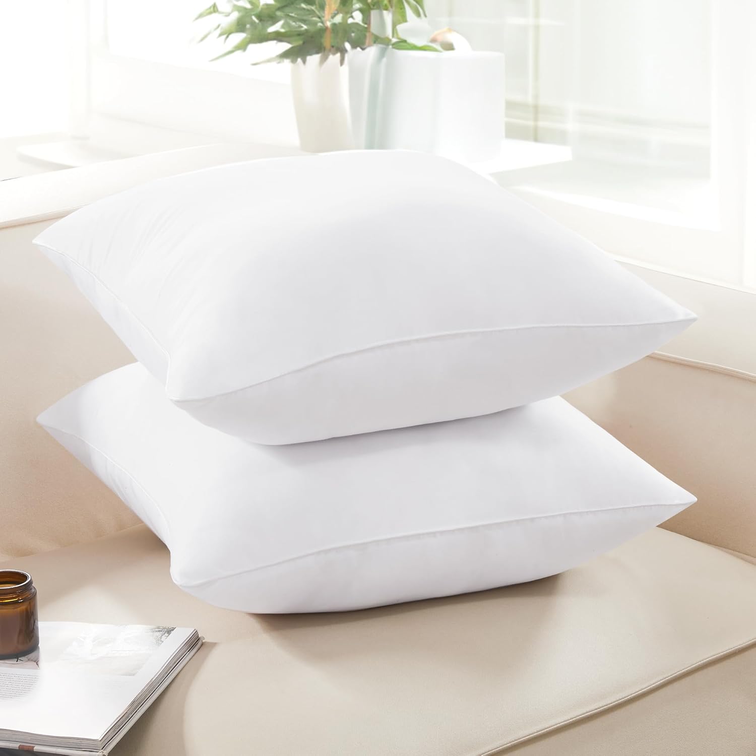 Deconovo Relleno de almohada de 22 x 22 pulgadas, paquete de 2 fundas de almohada blancas para sofá, fundas de almohada suaves y esponjosas para