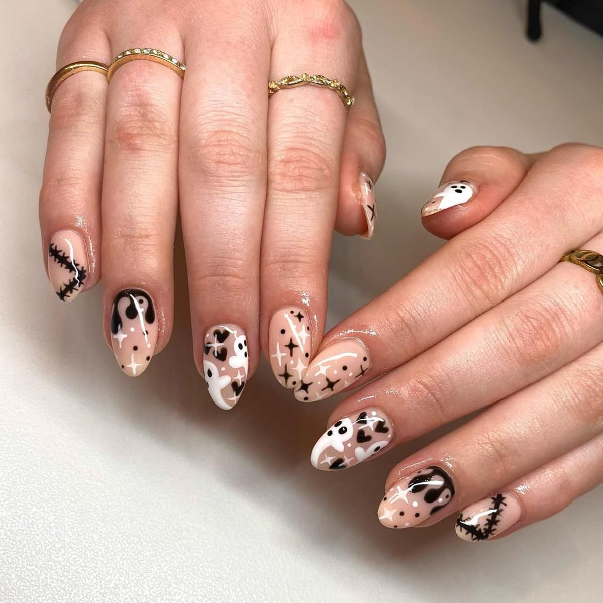 Uñas postizas a presión de Halloween, uñas postizas cortas de almendra, uñas negras a presión, estrellas fantasmas blancas sangrientas con diseño,