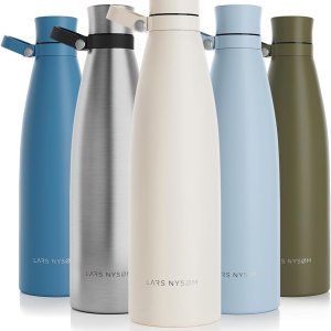 LARS NYSØM Botella de agua aislada de acero inoxidable de 25 onzas, 34 onzas, termo aislado sin BPA para bebidas calientes y frías, botella a prueba LARS NYSØM Botella de agua aislada de acero inoxidable de 25 onzas, 34 onzas, termo aislado sin BPA para bebidas calientes y frías, botella a prueba