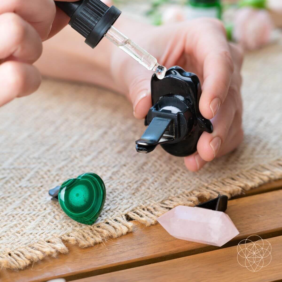 Conscious Items – Kit de aromaterapia Hamsa Hand of Safe Travels para automóvil de cristal – Accesorios de cristal para automóvil – Adornos para