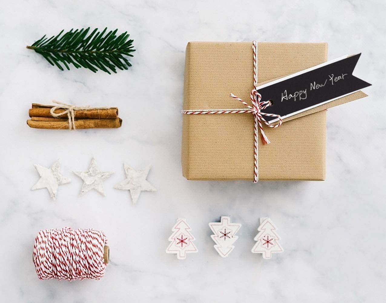 DIYASY Etiquetas de regalo de papel kraft con cuerda, 150 etiquetas de papel marrón, blanco y negro, etiquetas colgantes de 2.8 x 0.8 pulgadas,