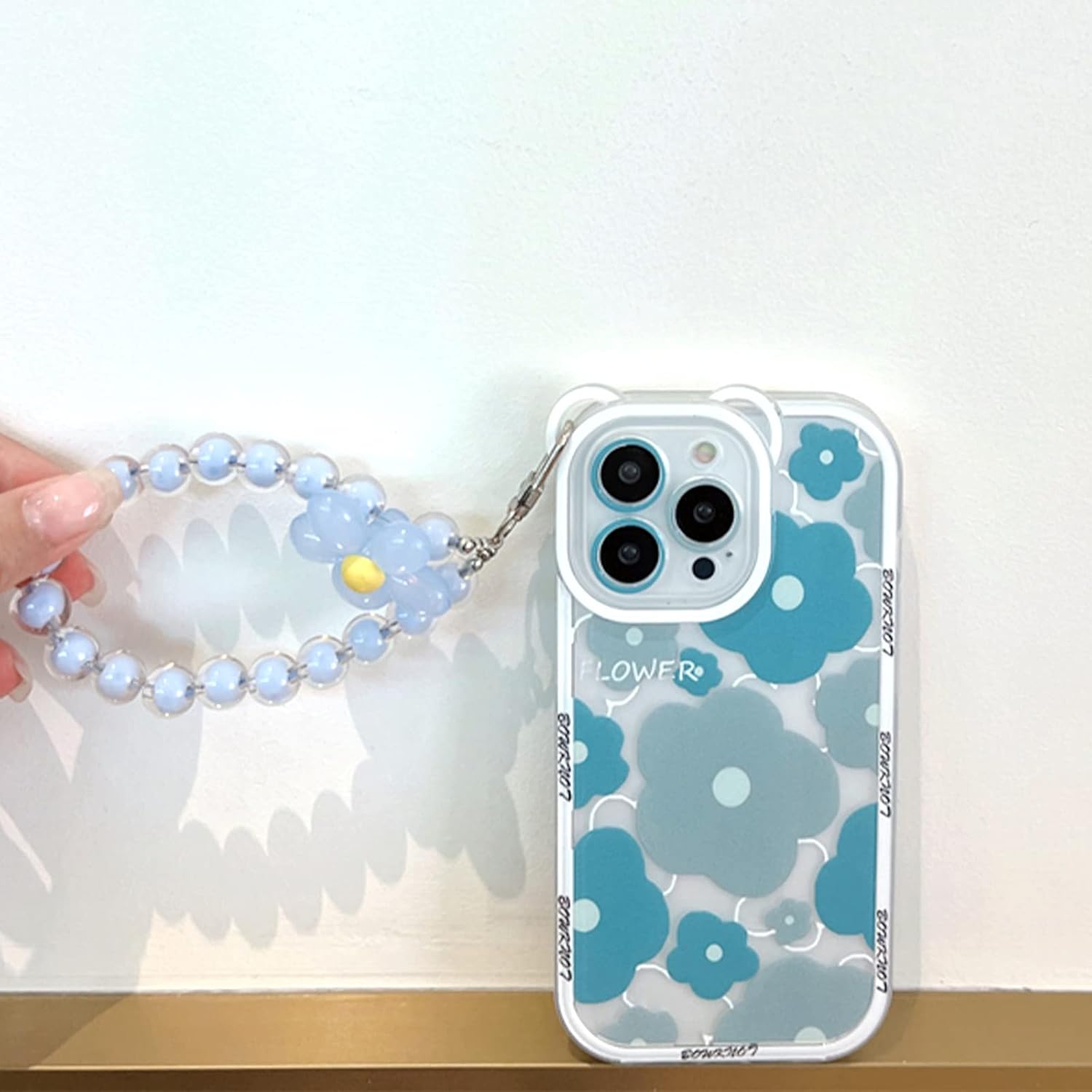 NITITOP Funda compatible con iPhone 12 Pro Max con bonita pulsera de flores, funda transparente para lente de cámara de oso floral para mujeres y