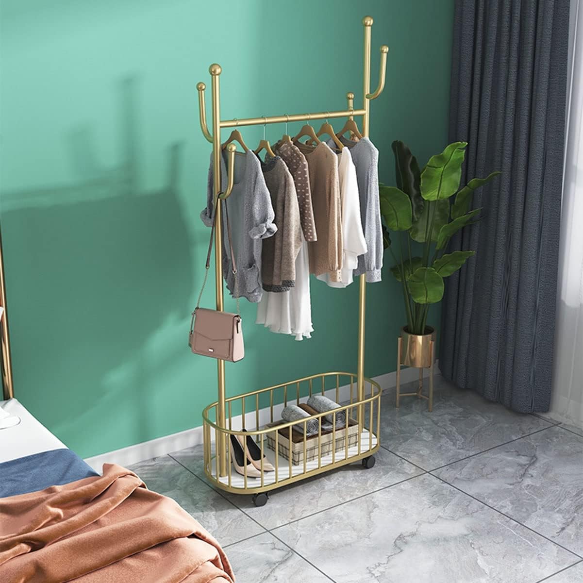 Perchero dorado de metal resistente con estante inferior para el hogar y lavandería, camisas, jeans y abrigos