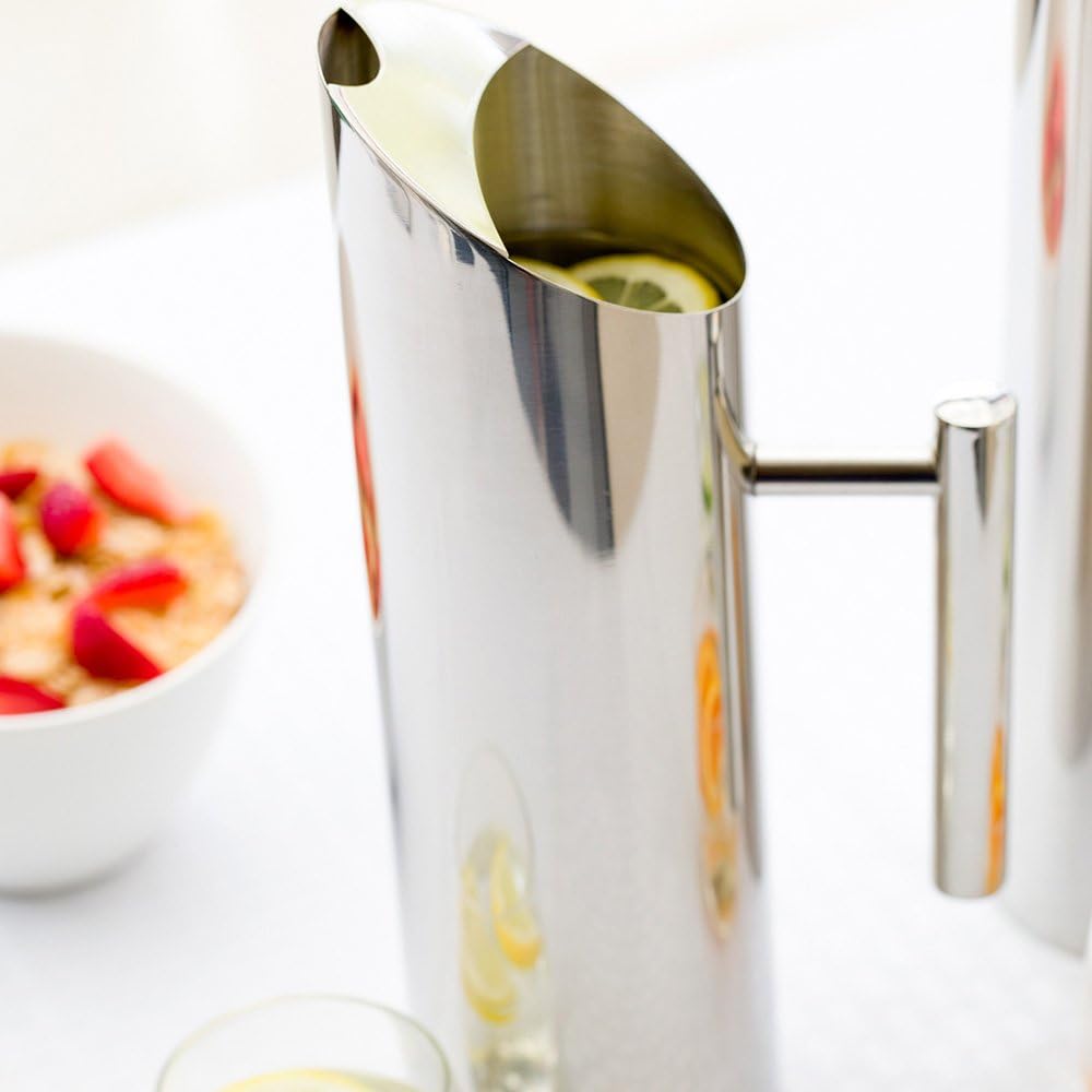 Restaurantware Met Lux – Jarra de agua moderna de 50 onzas, 1 jarra de metal resistente a las abolladuras, con protector de hielo, mango integrado,
