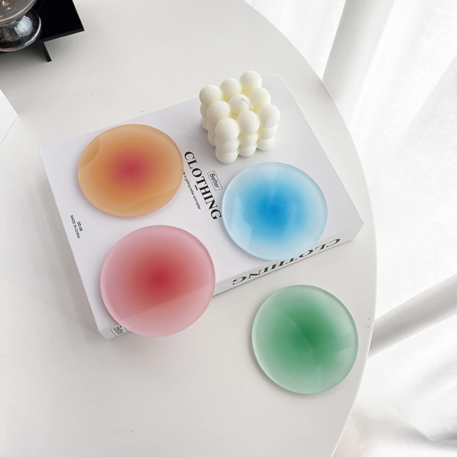 etspolt Juego de 4 posavasos acrílicos coloridos de 3.8 pulgadas, posavasos redondos antideslizantes para mesa de café
