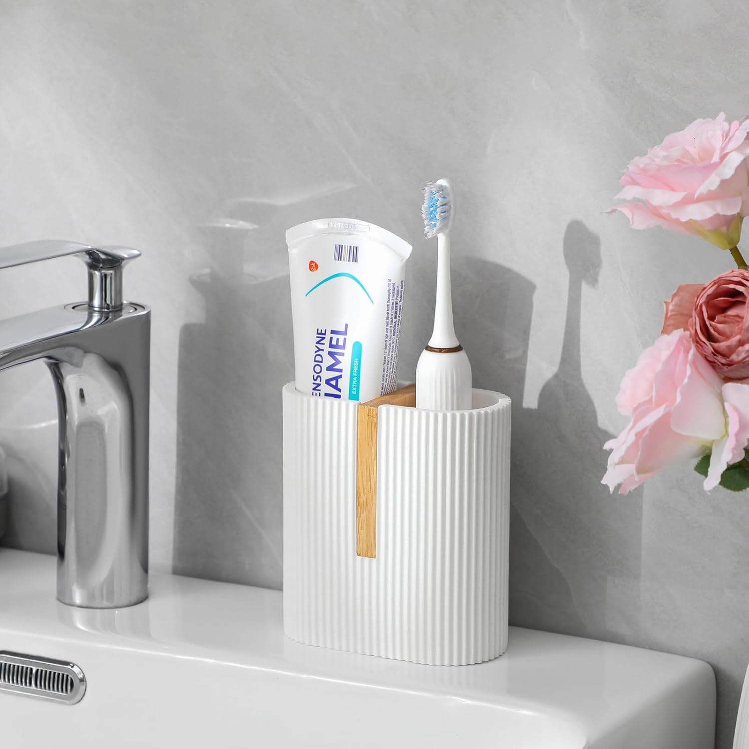 rejomiik Soporte para cepillos de dientes blanco mate, soporte eléctrico para cepillos de dientes para baños, cepillo de dientes de bambú y
