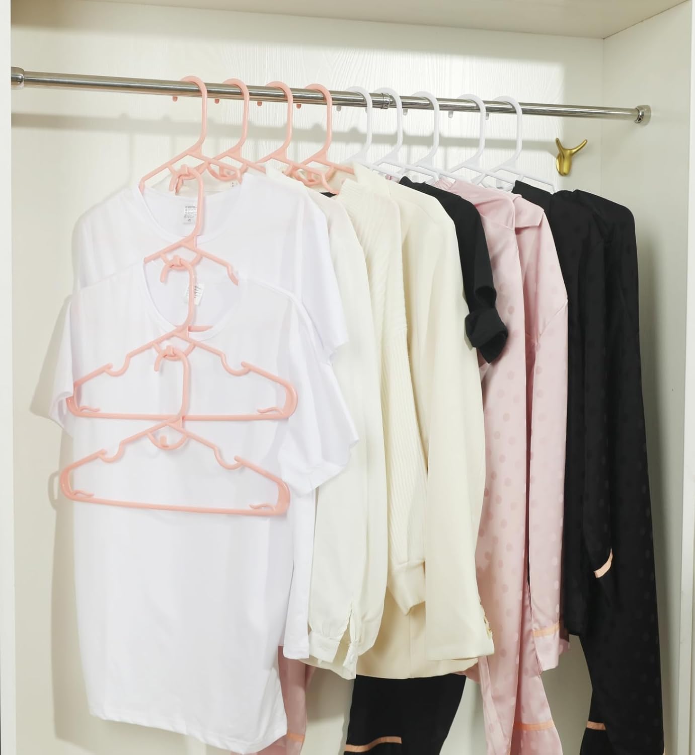 Paquete de 30 perchas de plástico rosa, apilables, ahorran espacio, perchas resistentes y duraderas para camisas, pantalones, abrigos, vestidos,