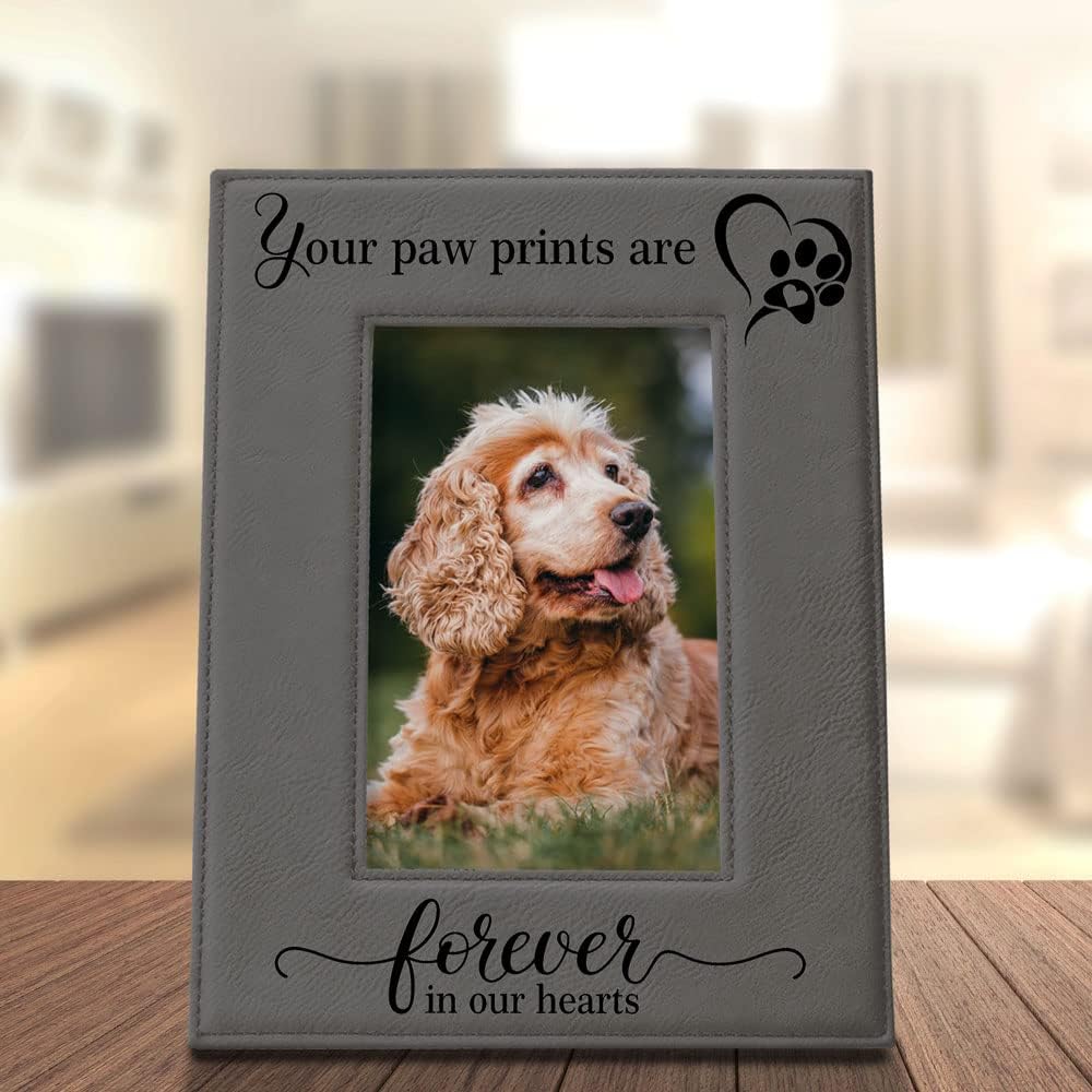KATE POSH – Your Paw Prints are Forever in our Hearts. Marco de fotos de cuero grabado. Regalo conmemorativo para mascotas, pérdida de perro y gato,