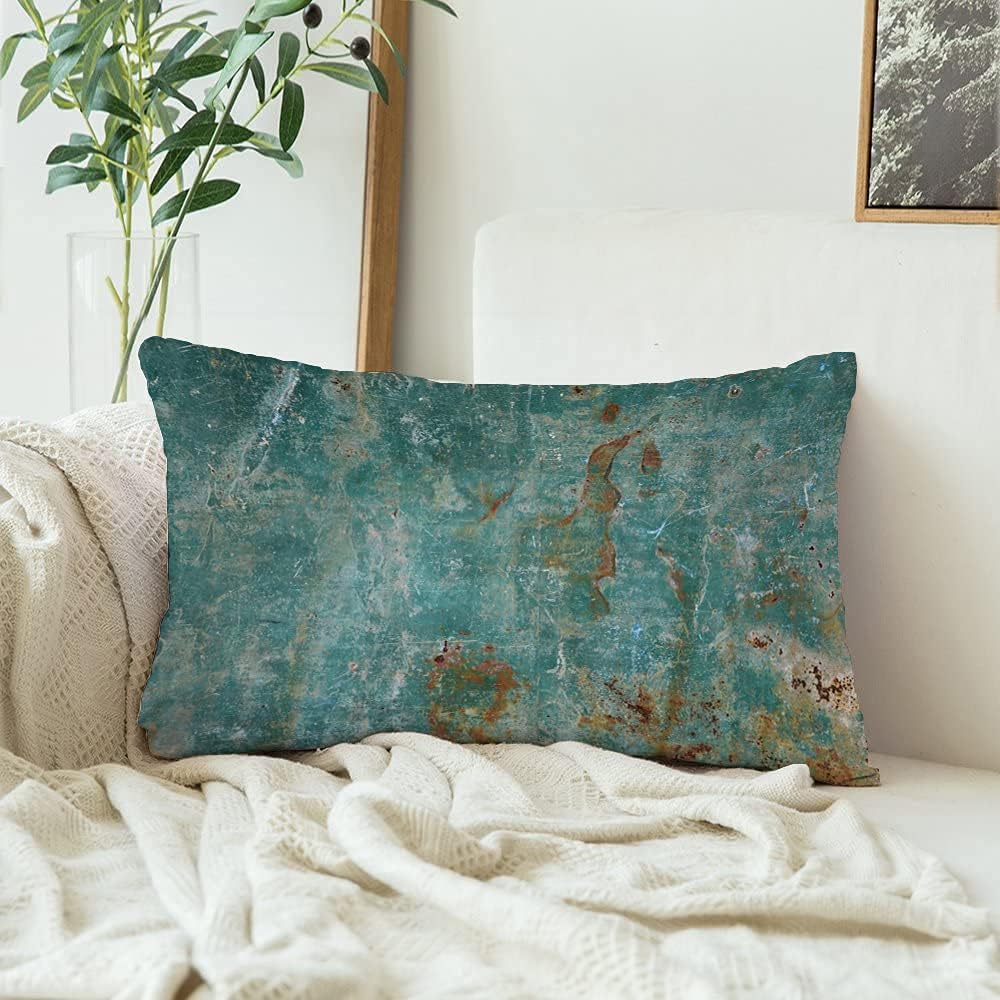Funda de almohada decorativa rectangular acogedora de terciopelo azul con detalles metálicos, efecto marrón óxido, pintura abandonada del