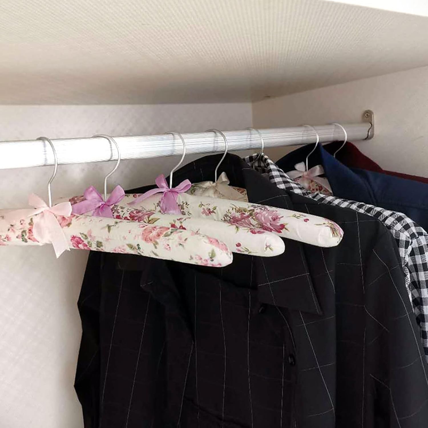 Paquete de 5 perchas acolchadas de satén para ropa de mujer, perchas antideslizantes de tela de esponja para ropa, percheros para suéter, abrigo,
