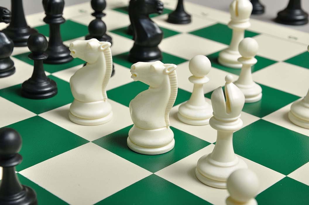 La Casa De Series de Competencia del Staunton piezas de plásticojuego de ajedrez sólo3.75″ Blanco y Negro