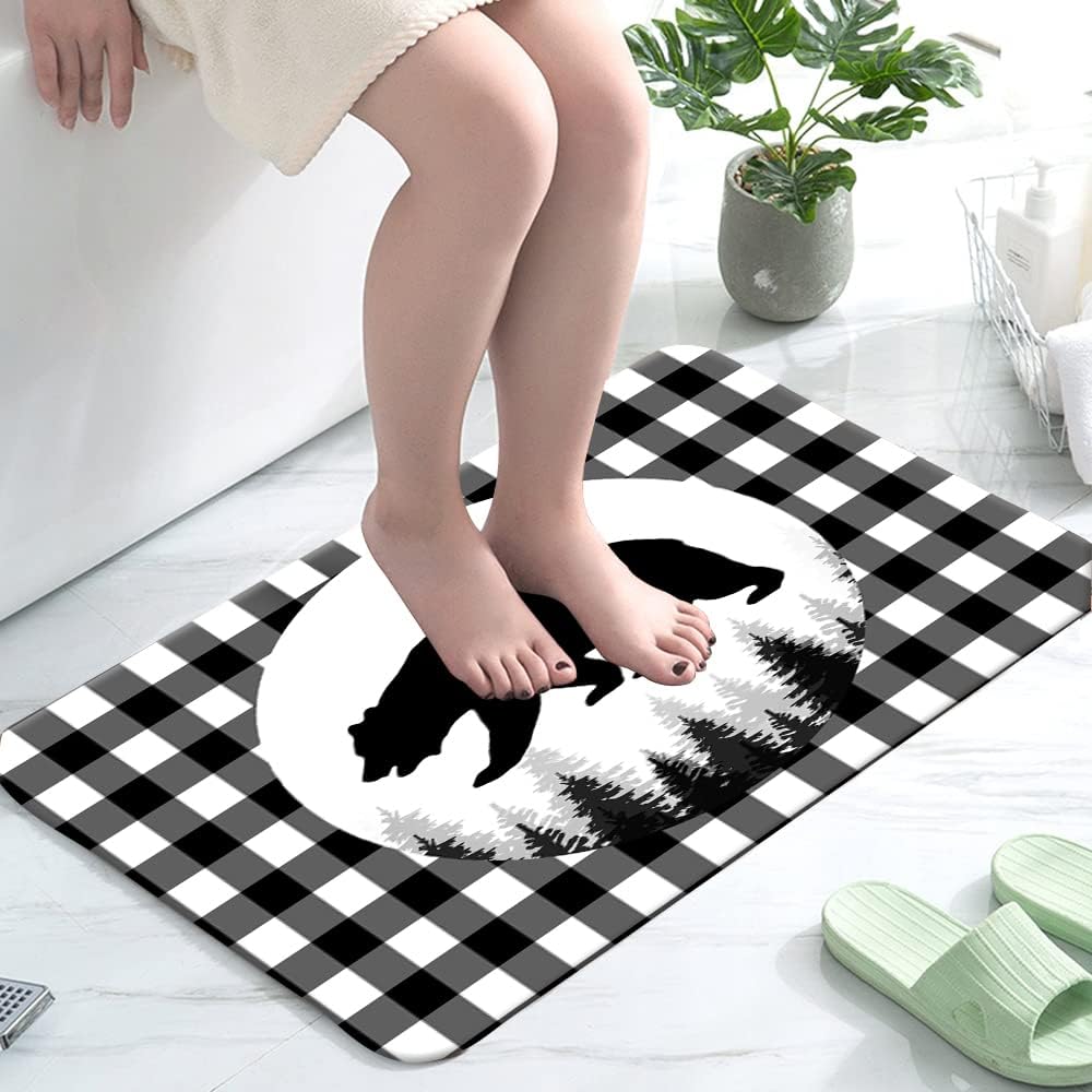 Alfombra de baño a cuadros blancos y negros con diseño de bosque de osos, alfombra de baño rústica de espuma viscoelástica, 29.5 x 17.5 pulgadas