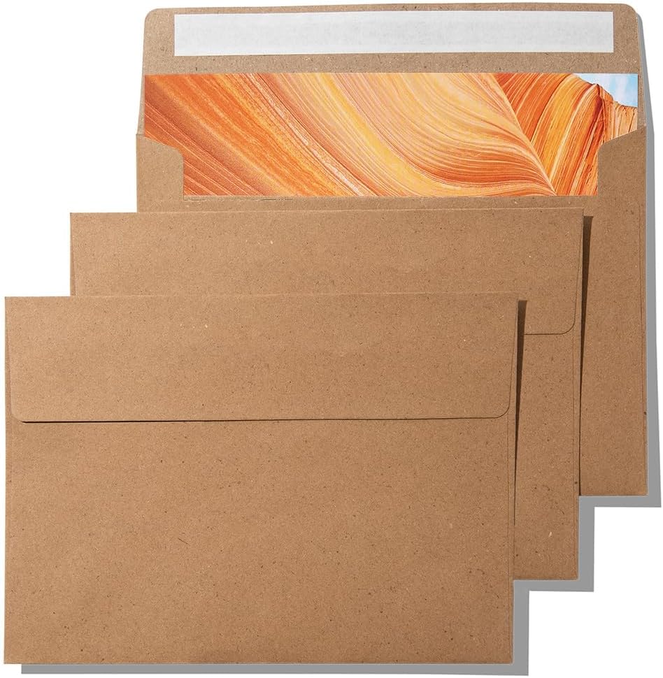 Pack It Chic – Sobres de papel kraft A7 de 5 x 7 pulgadas (250 unidades) sobres autosellados para invitaciones de boda, tarjetas de salvar la fecha,