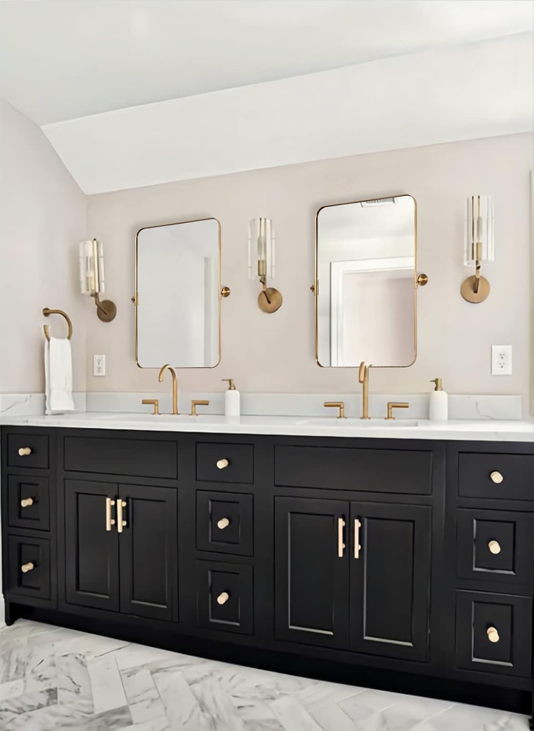 Espejos de baño de oro cepillado de 28 x 36 pulgadas para pared, espejo giratorio de baño con marco de metal de latón con esquina redondeada,