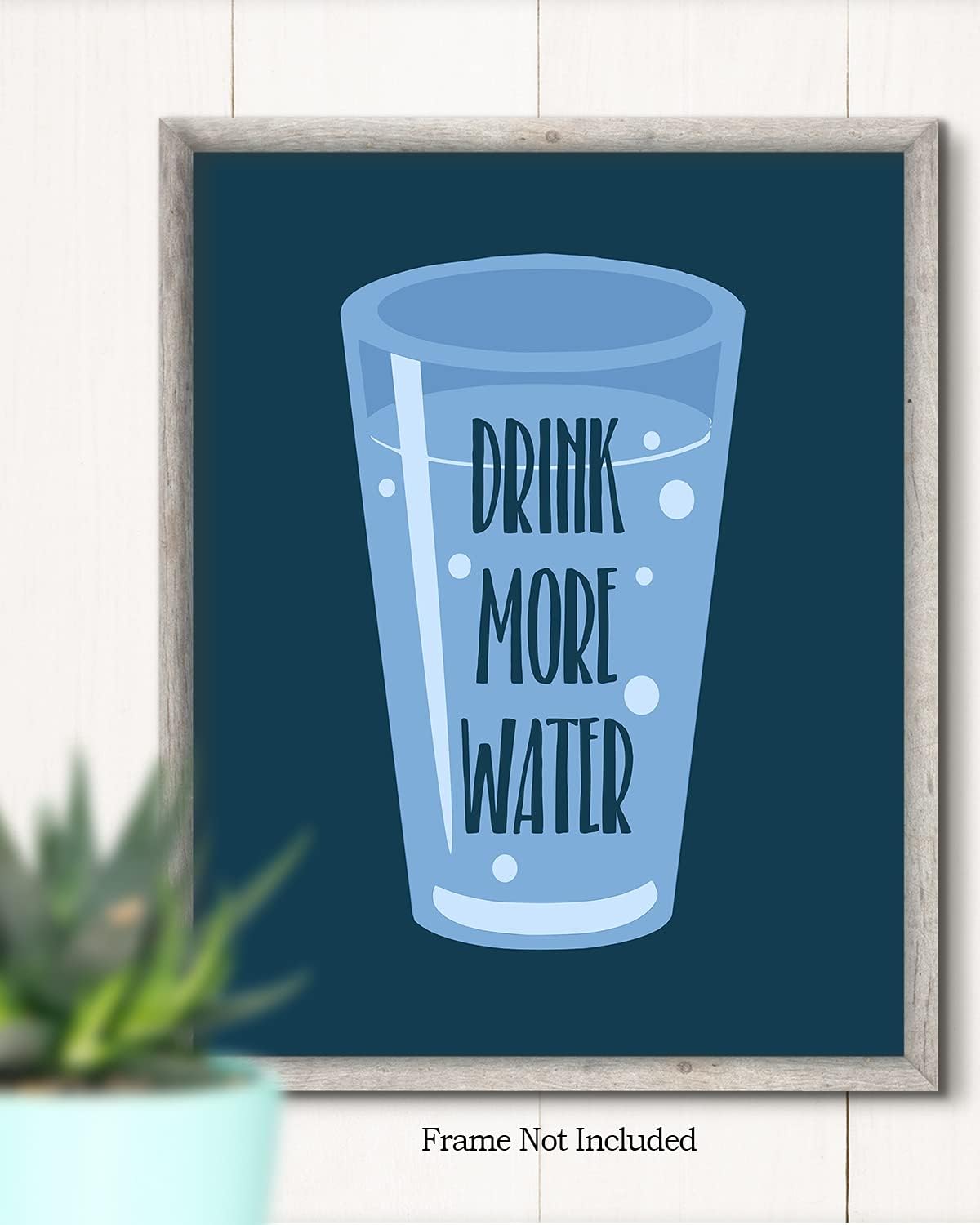 Govivo Bebe más agua – Impresión artística para decoración de pared con un fondo azul oscuro – Obra de arte sin marco de 8 x 10 pulgadas impresa en