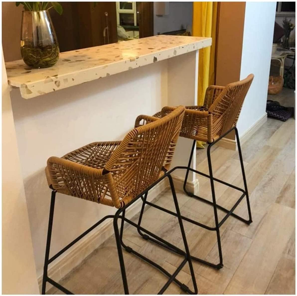 SUSUO Taburetes de bar para exteriores, sillas de mimbre de ratán con marco de metal negro – Taburete alto de diseño cómodo Silla de reposabrazos de