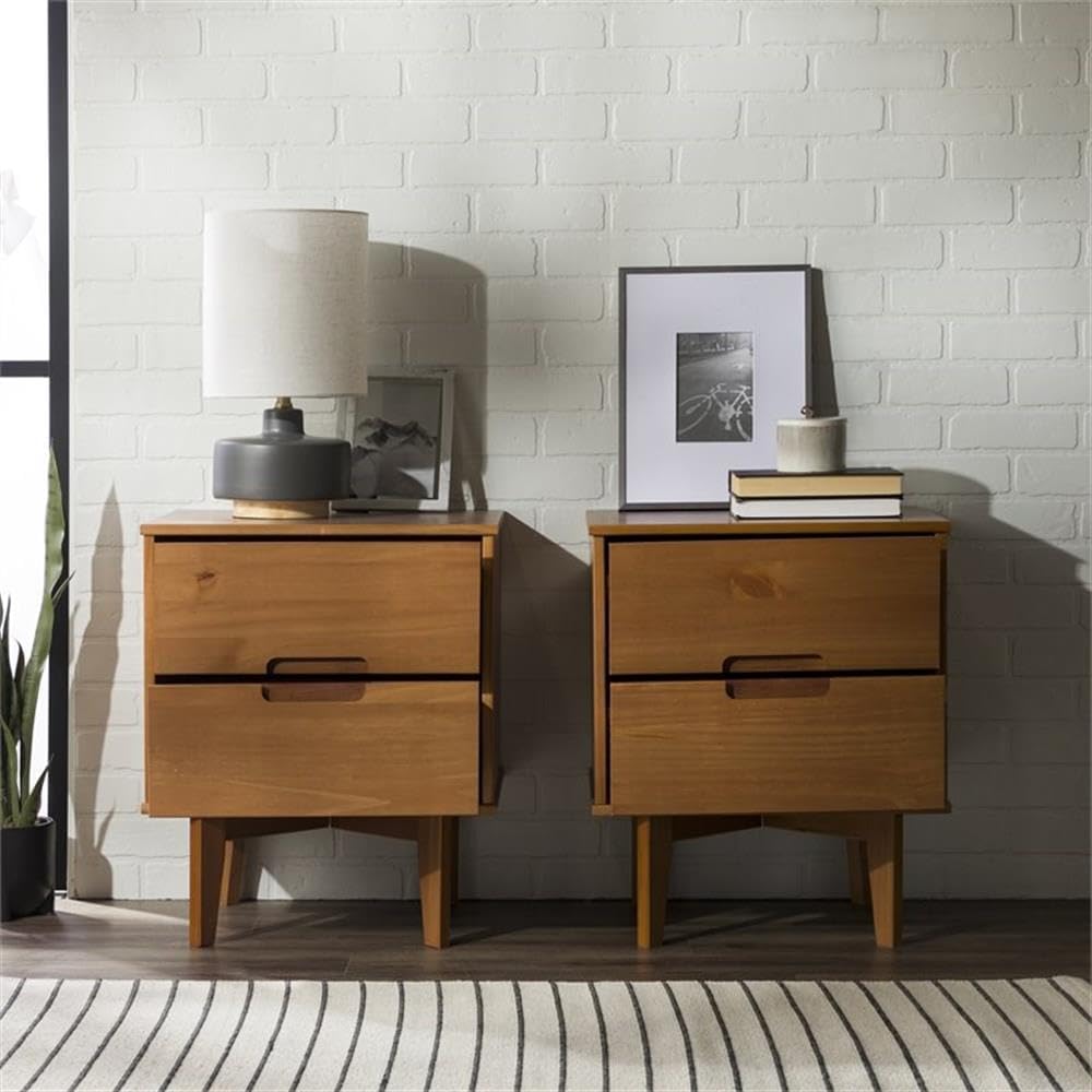 Walker Edison Brynn Modern – Juego de 2 mesitas de noche con mango de ranura de madera maciza, 2 unidades, color caramelo
