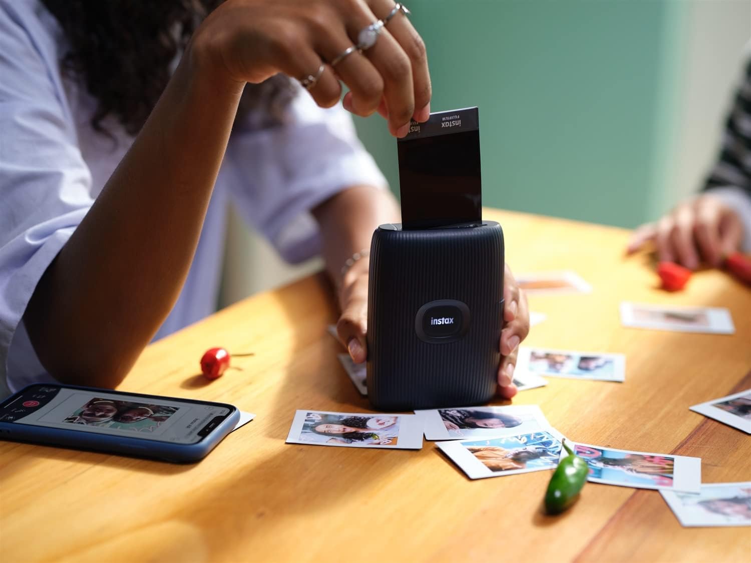 Fujifilm Instax Mini Link 2 – Impresora para smartphone, color azul espacial Instax Mini Twin Pack de película instantánea y 20 marcos de calcomanías