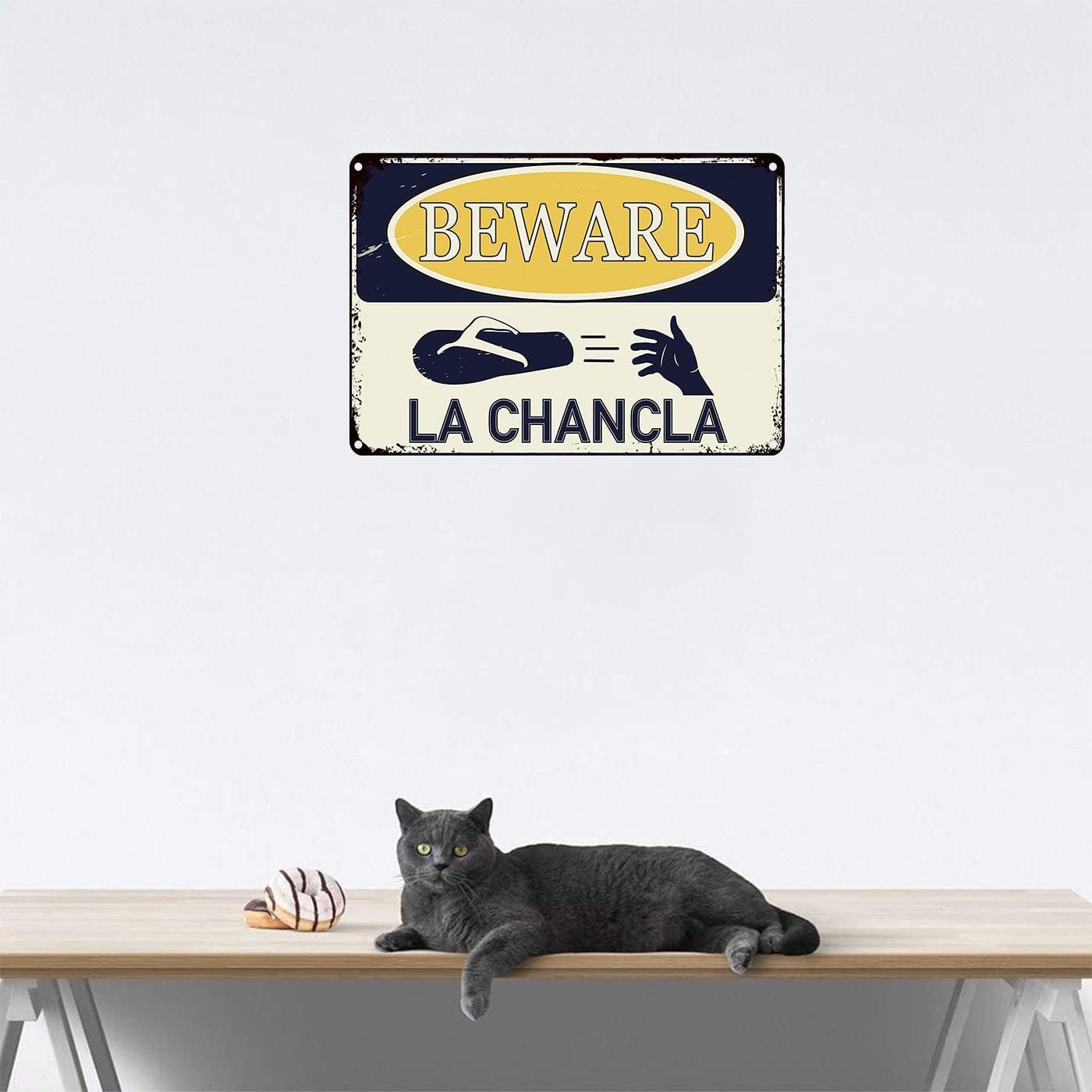 Beware Of La Chancla – Cartel de lata divertido de 12 x 8 pulgadas, latino hispano, latino, latino, latino, latino, decoración del hogar, bodega