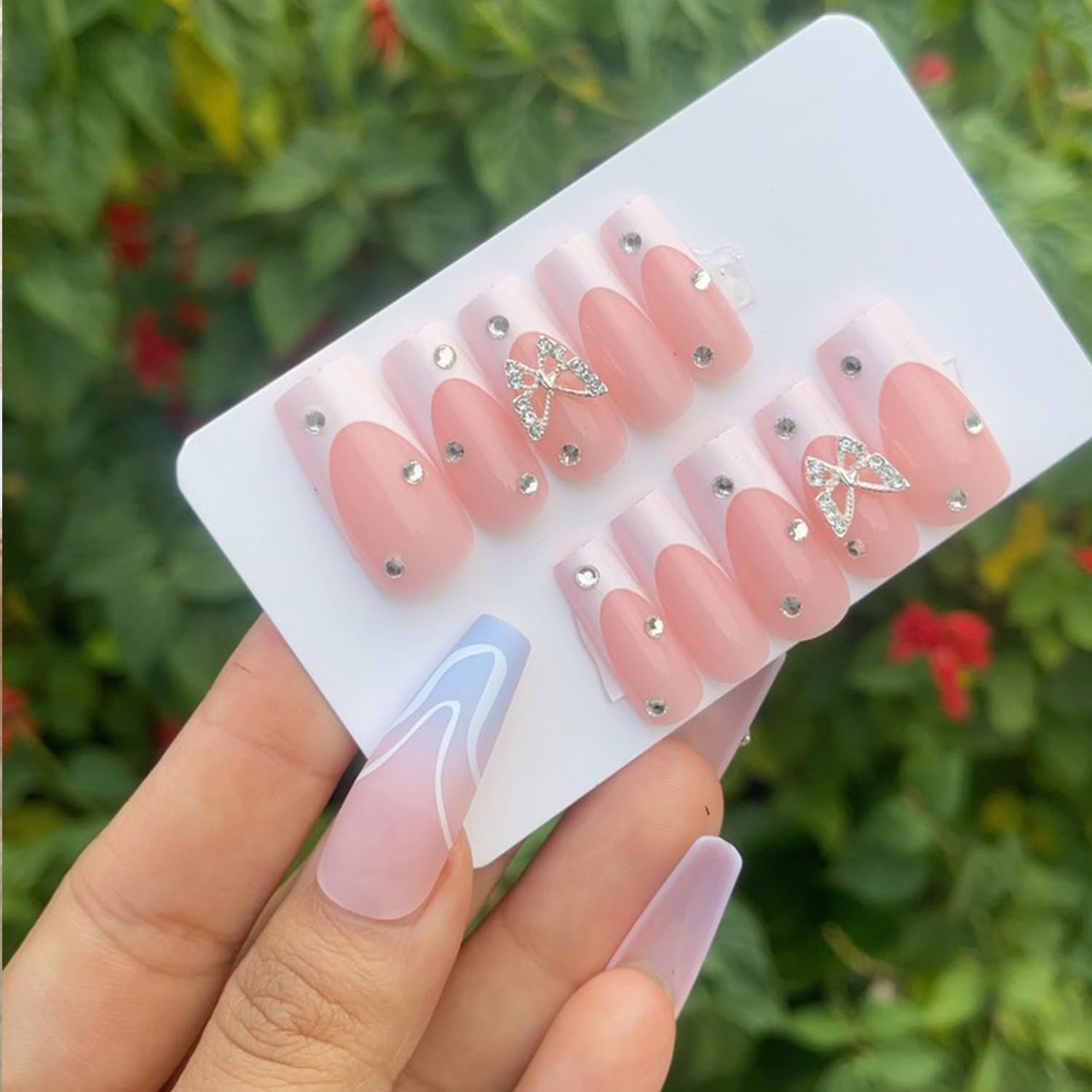 Uñas postizas a presión con punta francesa blanca, uñas postizas cuadradas de longitud media, color rosa, cobertura completa, con pegamento con dije