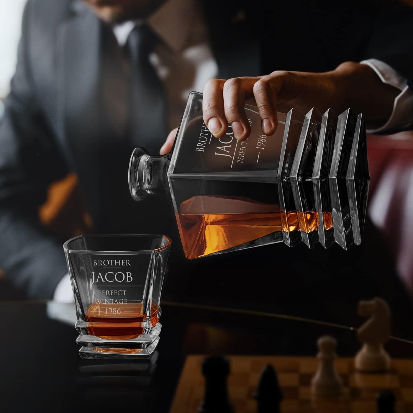 Maverton Juego de whisky grabado para hombre – Elegante jarra geométrica con 4 vasos para él – Juego geométrico con grabado – Barware personalizado