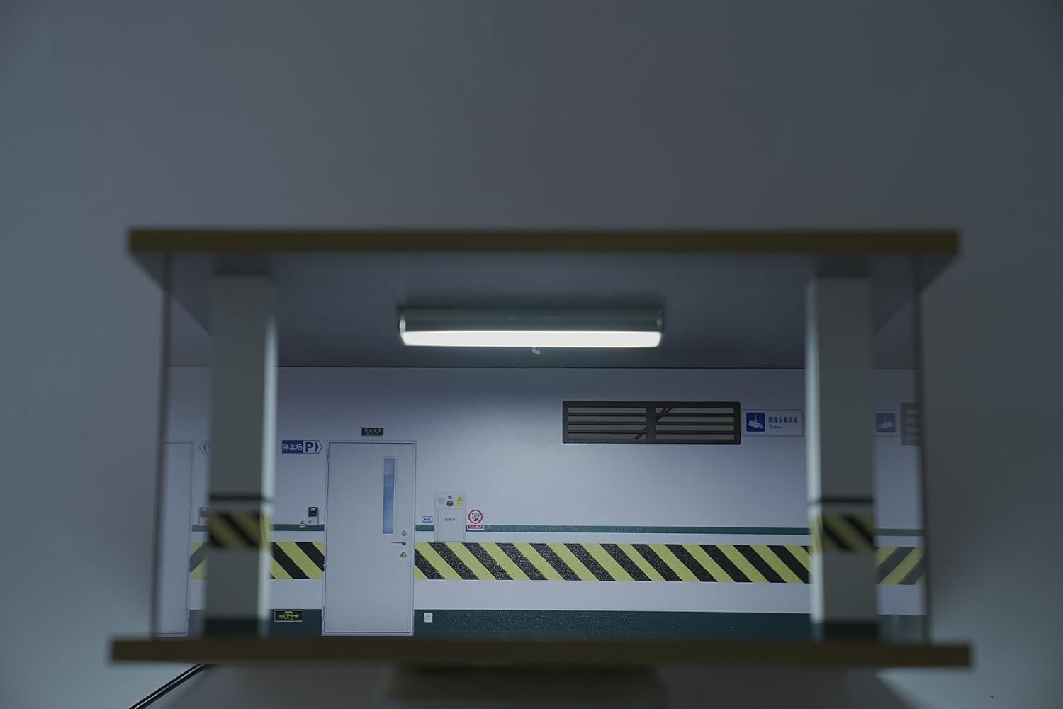 OUKANING Vitrina de garaje para coche a escala 124 con cubierta acrílica transparente e iluminación LED para 2 plazas de estacionamiento, estuche,